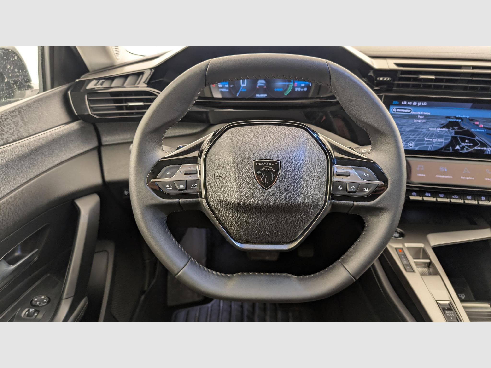 Peugeot 308 Hybrid 145 e-DCS6 Allure (2025) - Photo 14