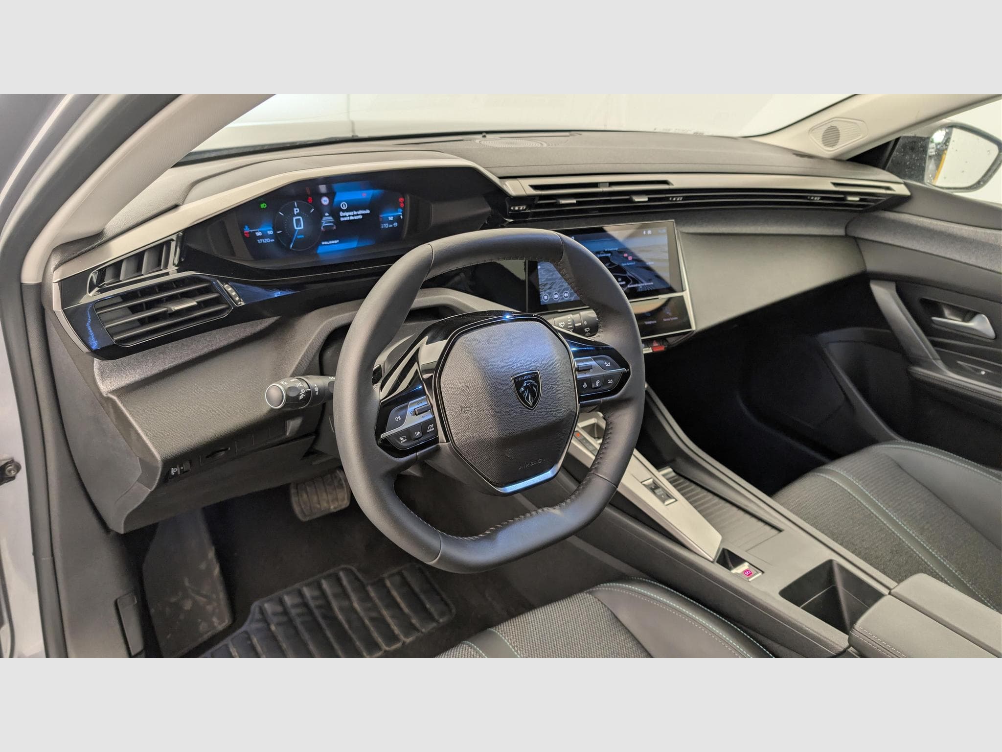 Peugeot 308 Hybrid 145 e-DCS6 Allure (2025) - Photo 15