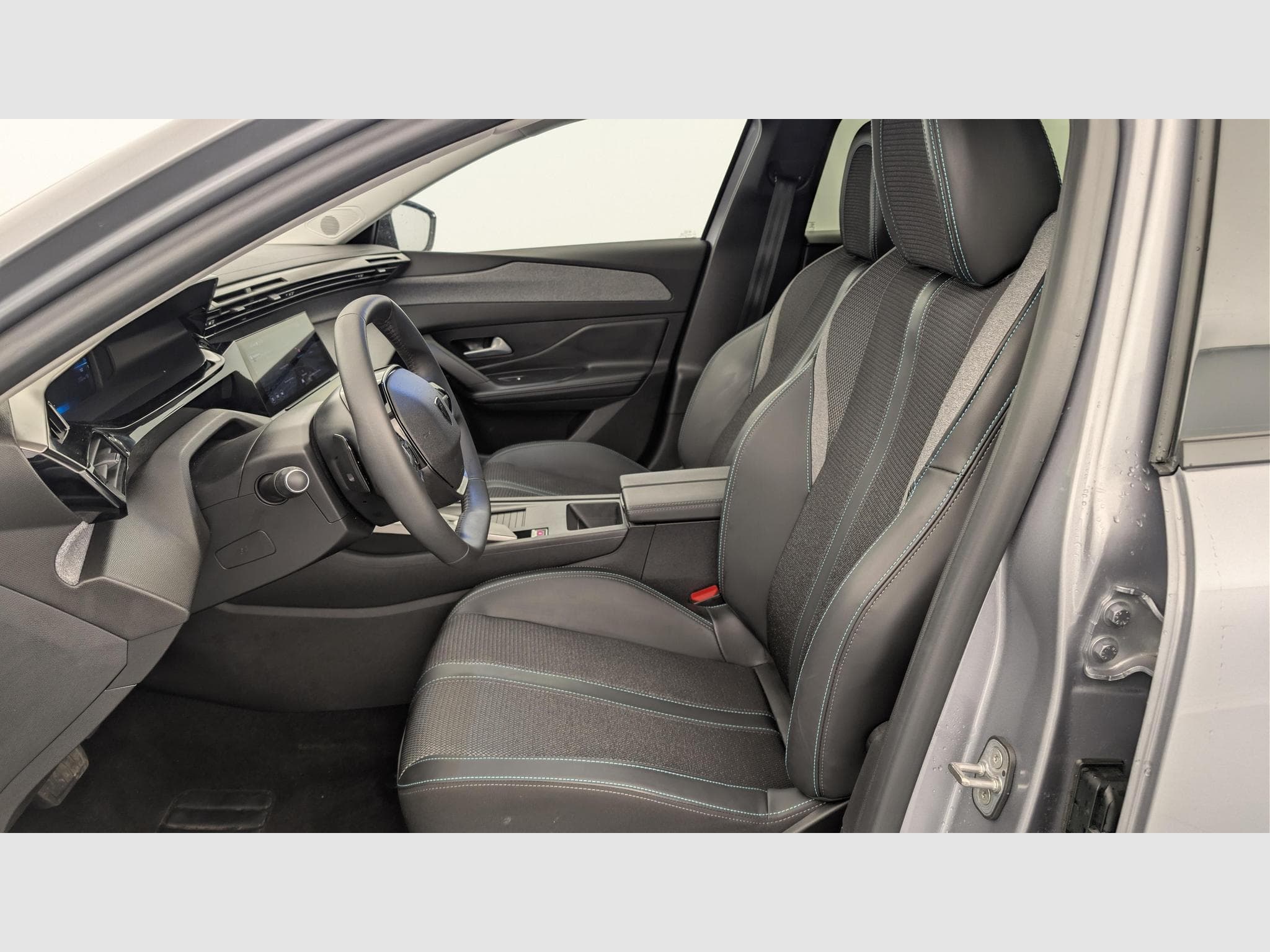 Peugeot 308 Hybrid 145 e-DCS6 Allure (2025) - Photo 16