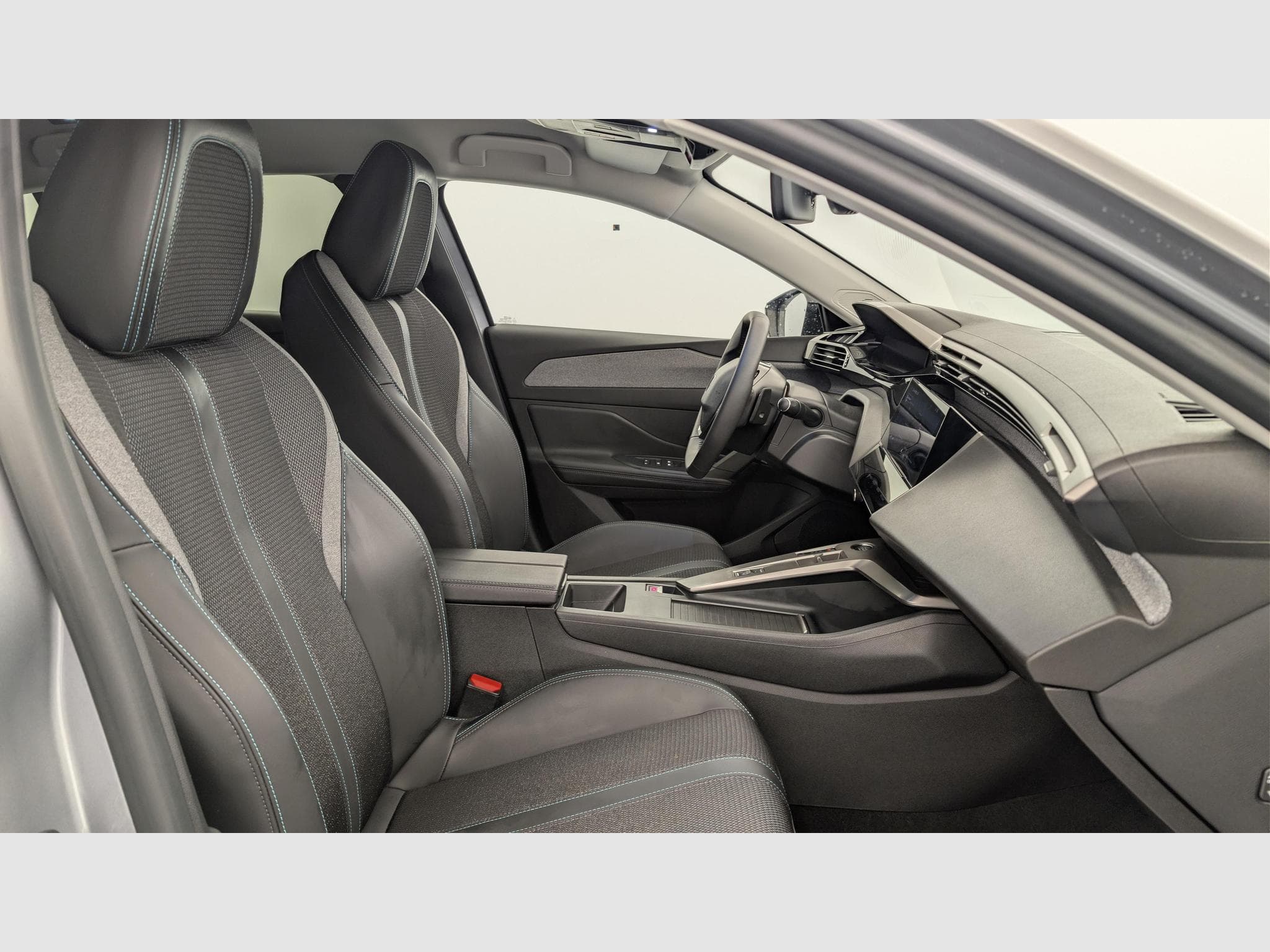 Peugeot 308 Hybrid 145 e-DCS6 Allure (2025) - Photo 9