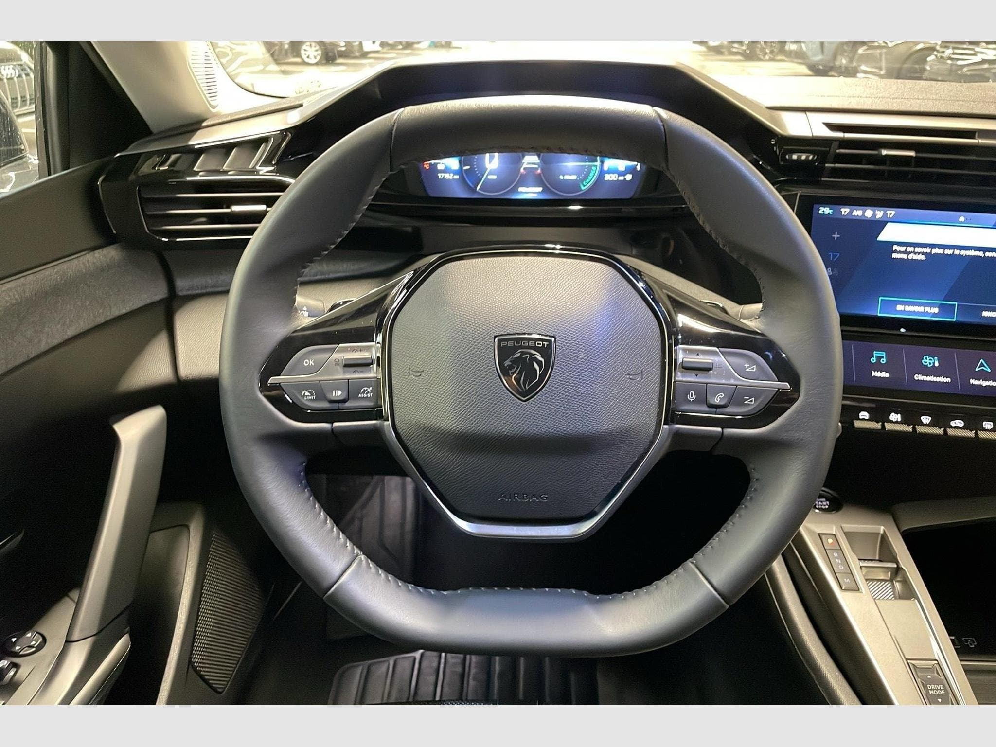 Peugeot 308 Hybrid 145 e-DCS6 Allure (2025) - Photo 14