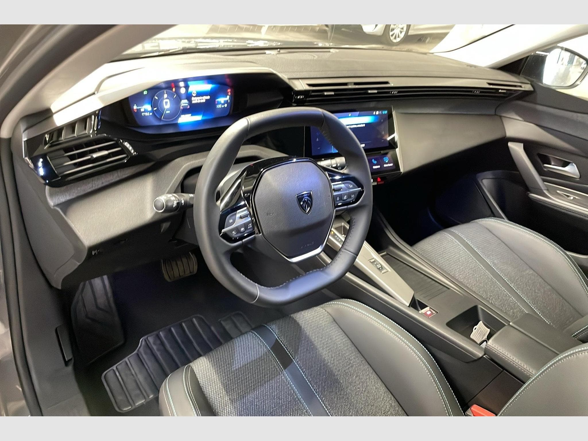 Peugeot 308 Hybrid 145 e-DCS6 Allure (2025) - Photo 15