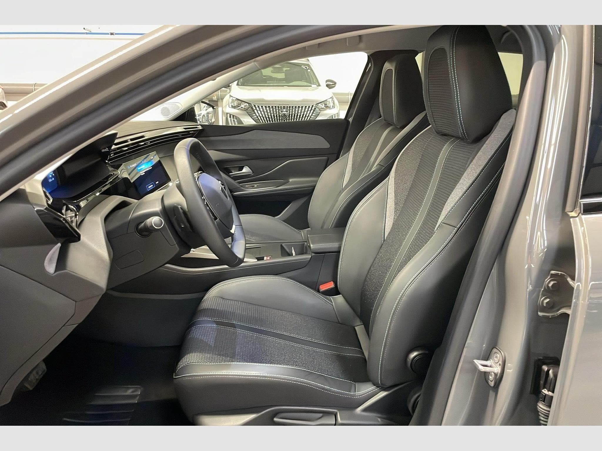 Peugeot 308 Hybrid 145 e-DCS6 Allure (2025) - Photo 16