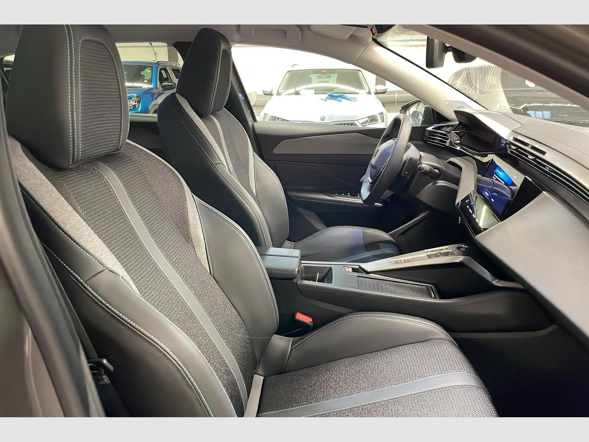 Peugeot 308 Hybrid 145 e-DCS6 Allure (2025) - Photo 9