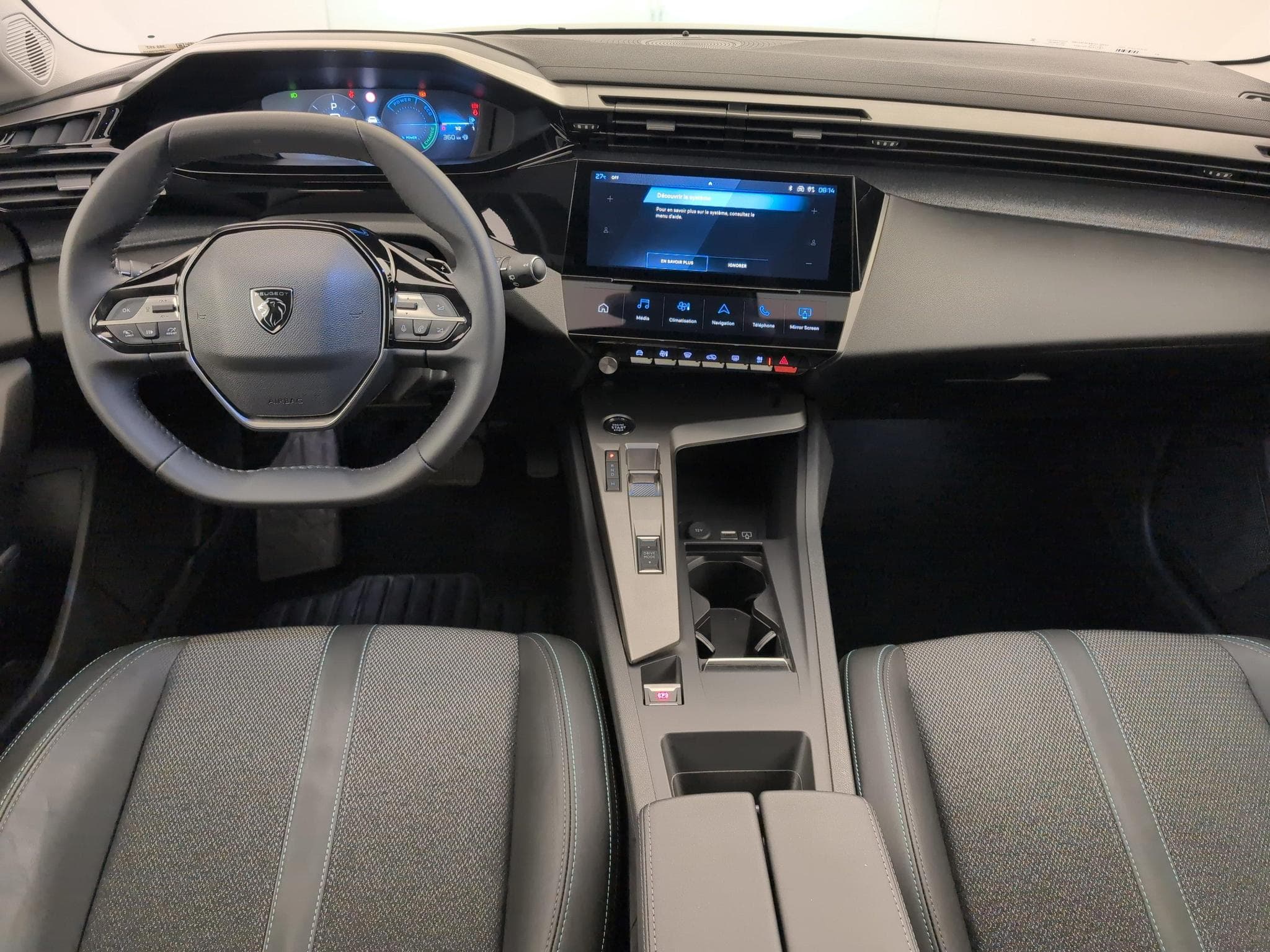 Peugeot 308 Hybrid 145 e-DCS6 Allure (2025) - Photo 13