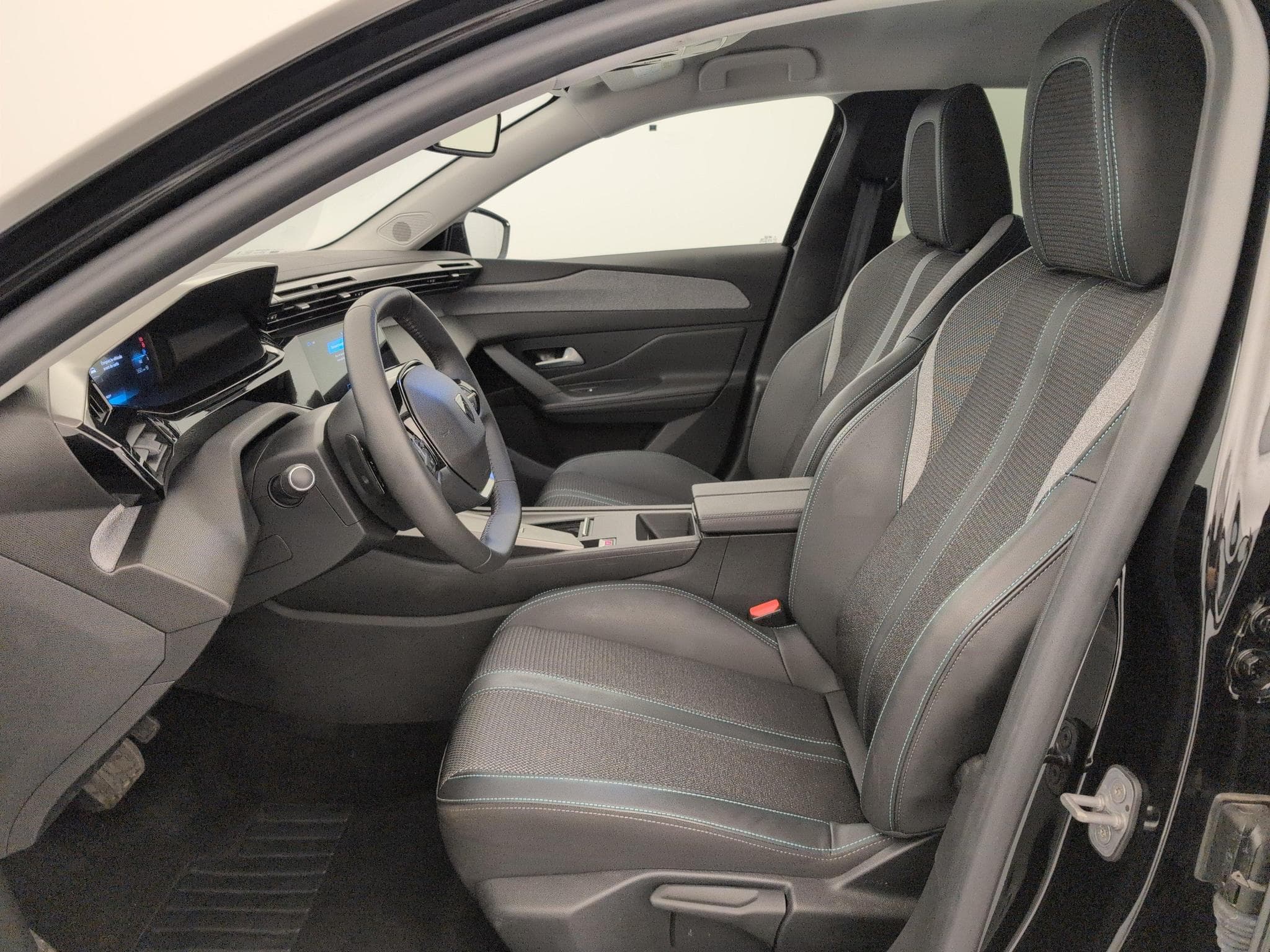Peugeot 308 Hybrid 145 e-DCS6 Allure (2025) - Photo 15