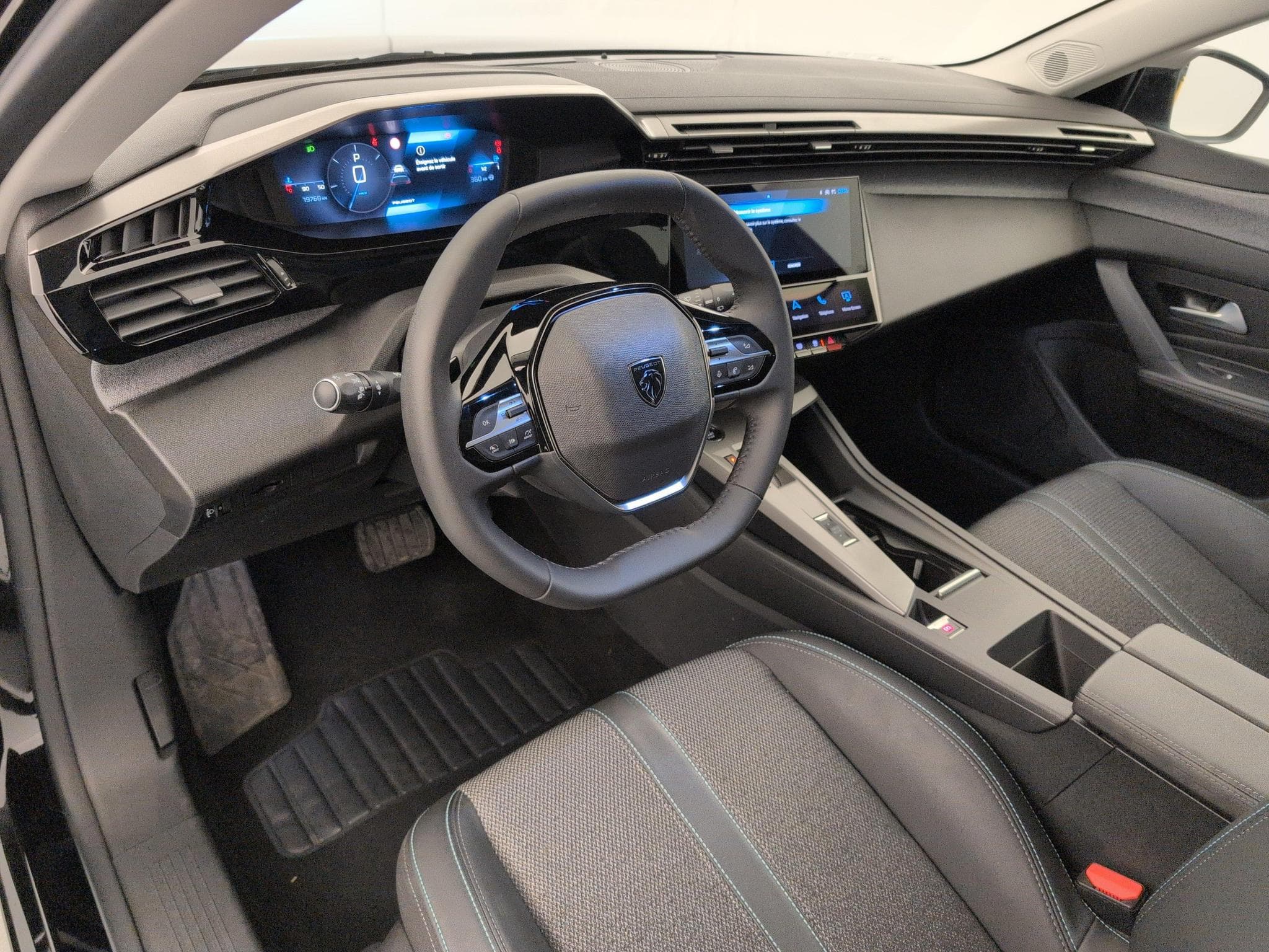 Peugeot 308 Hybrid 145 e-DCS6 Allure (2025) - Photo 16