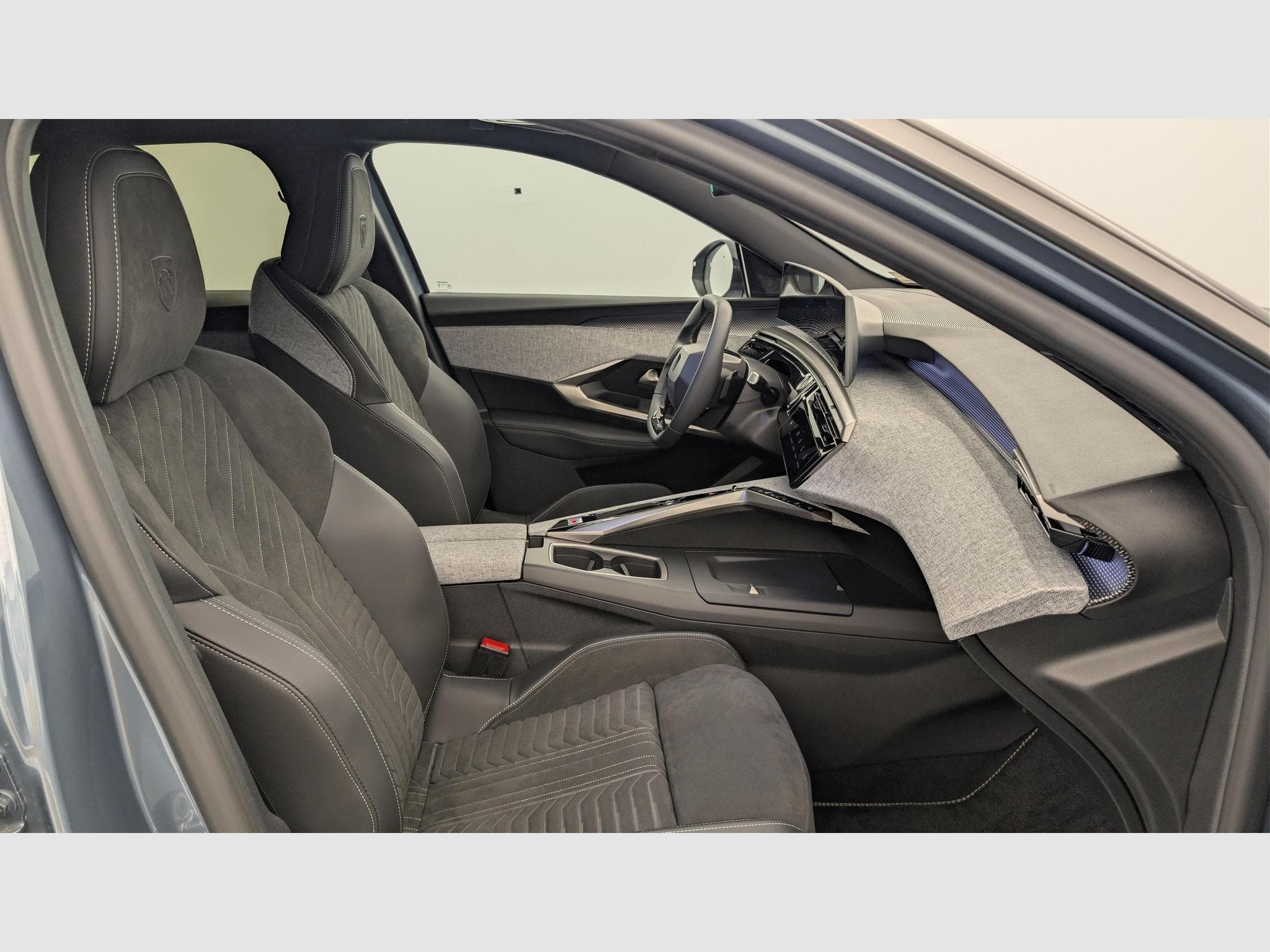 Peugeot 3008 Hybrid 145 e-DCS6 GT (2025) - Foto 9