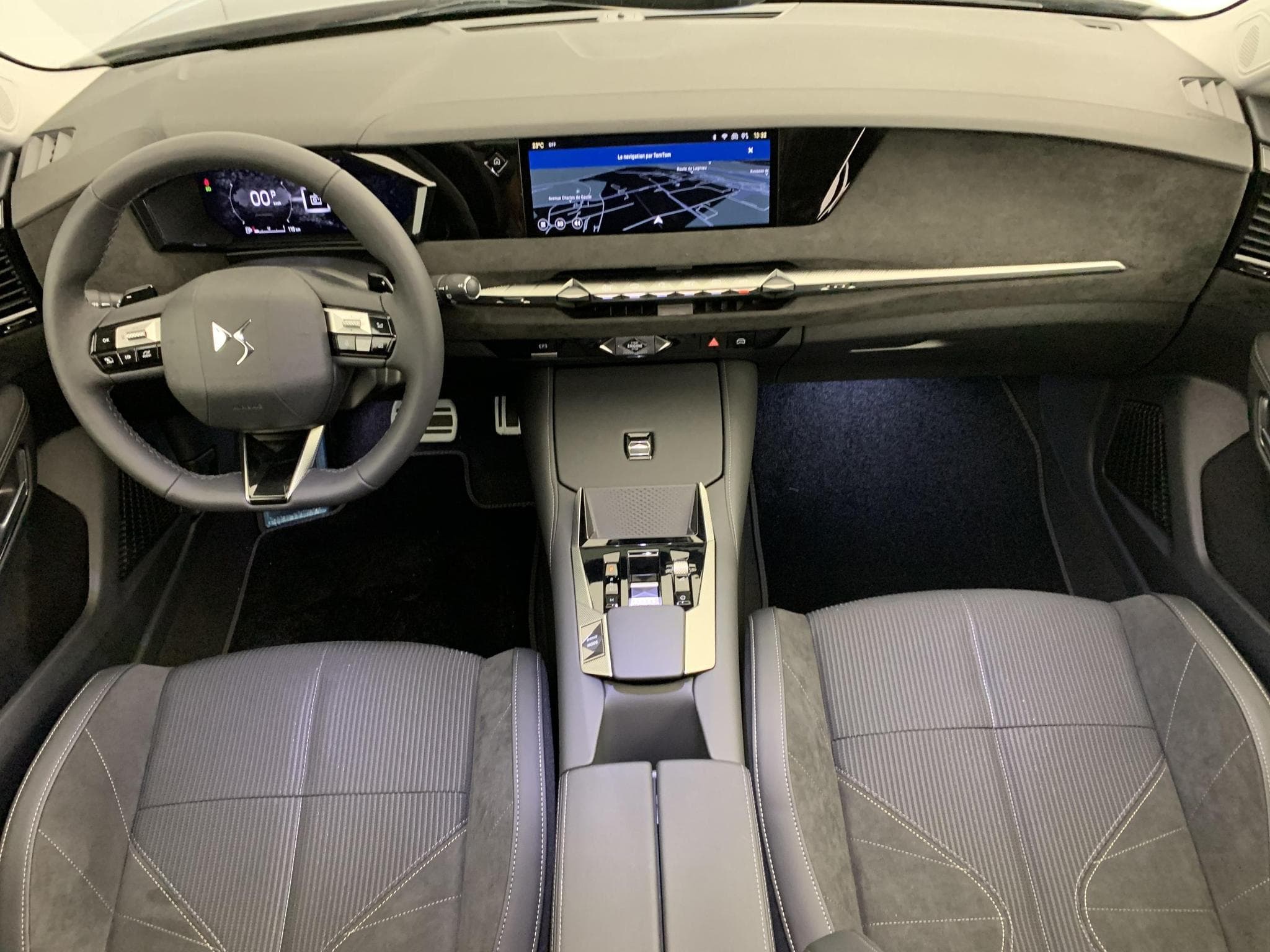 DS Automobiles DS4 Hybride 145 e-DCT6 Etoile - Alcantara (2025) - Photo 12