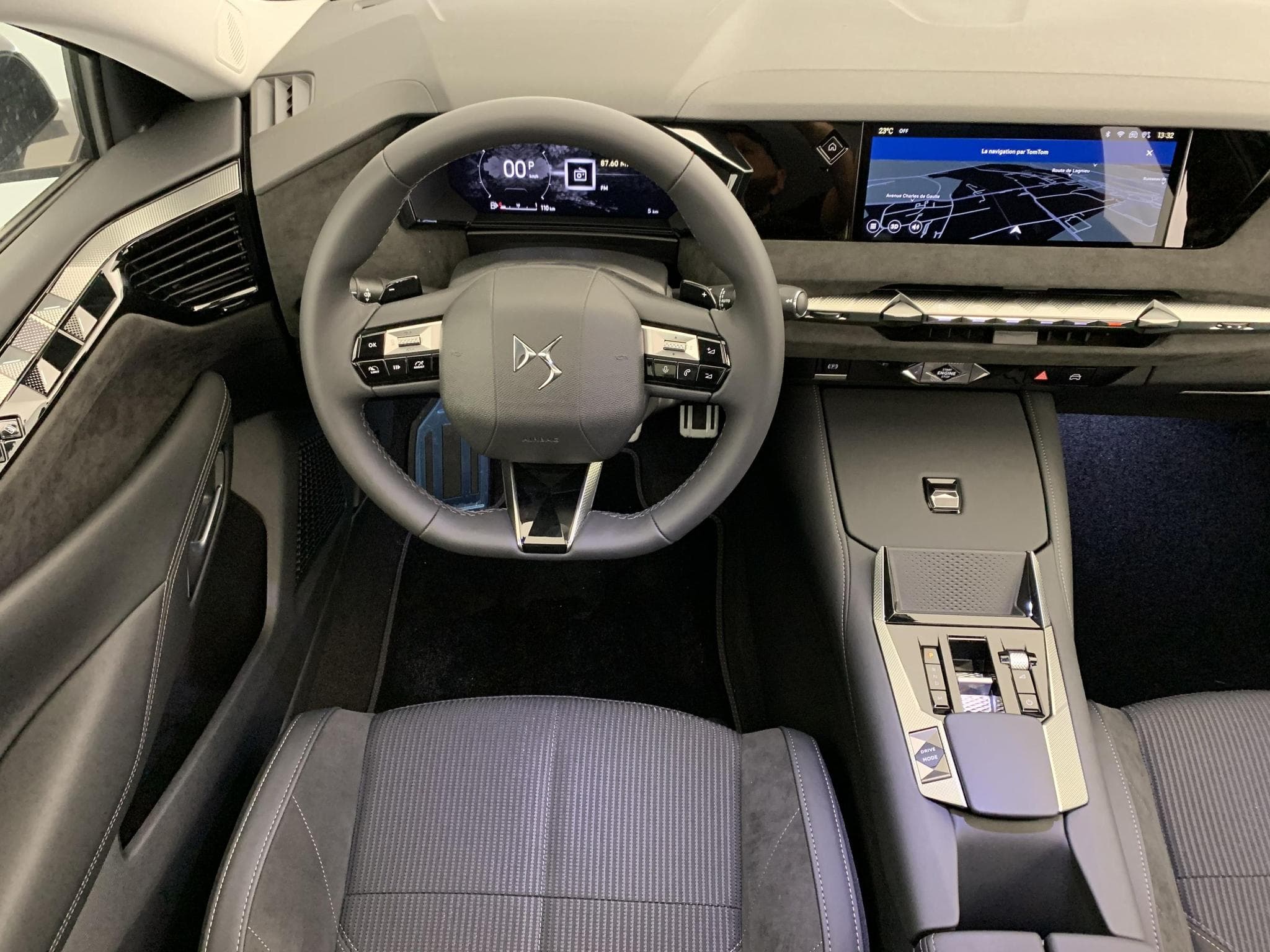 DS Automobiles DS4 Hybride 145 e-DCT6 Etoile - Alcantara (2025) - Photo 13