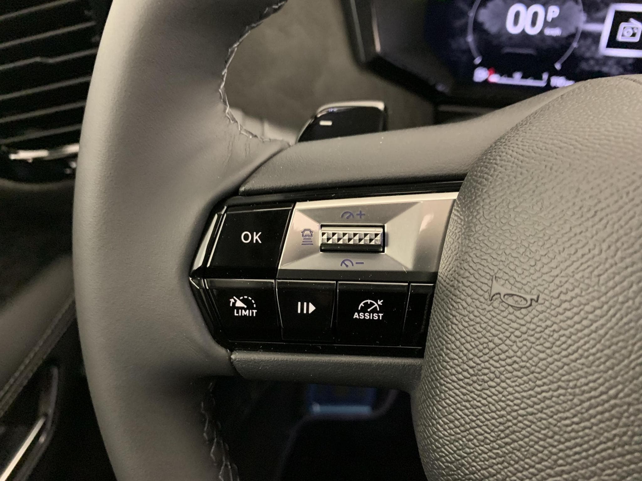 DS Automobiles DS4 Hybride 145 e-DCT6 Etoile - Alcantara (2025) - Photo 15