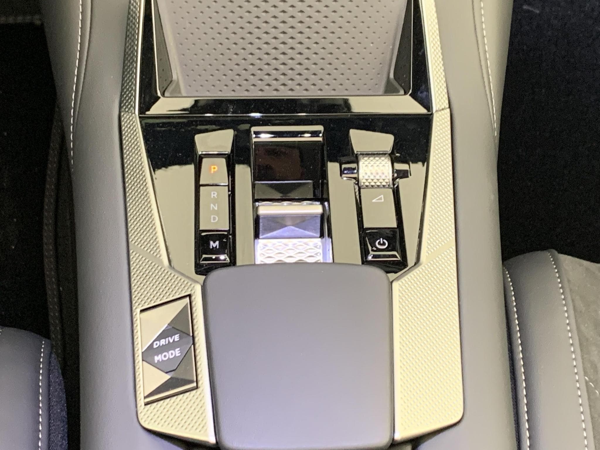 DS Automobiles DS4 Hybride 145 e-DCT6 Etoile - Alcantara (2025) - Photo 16