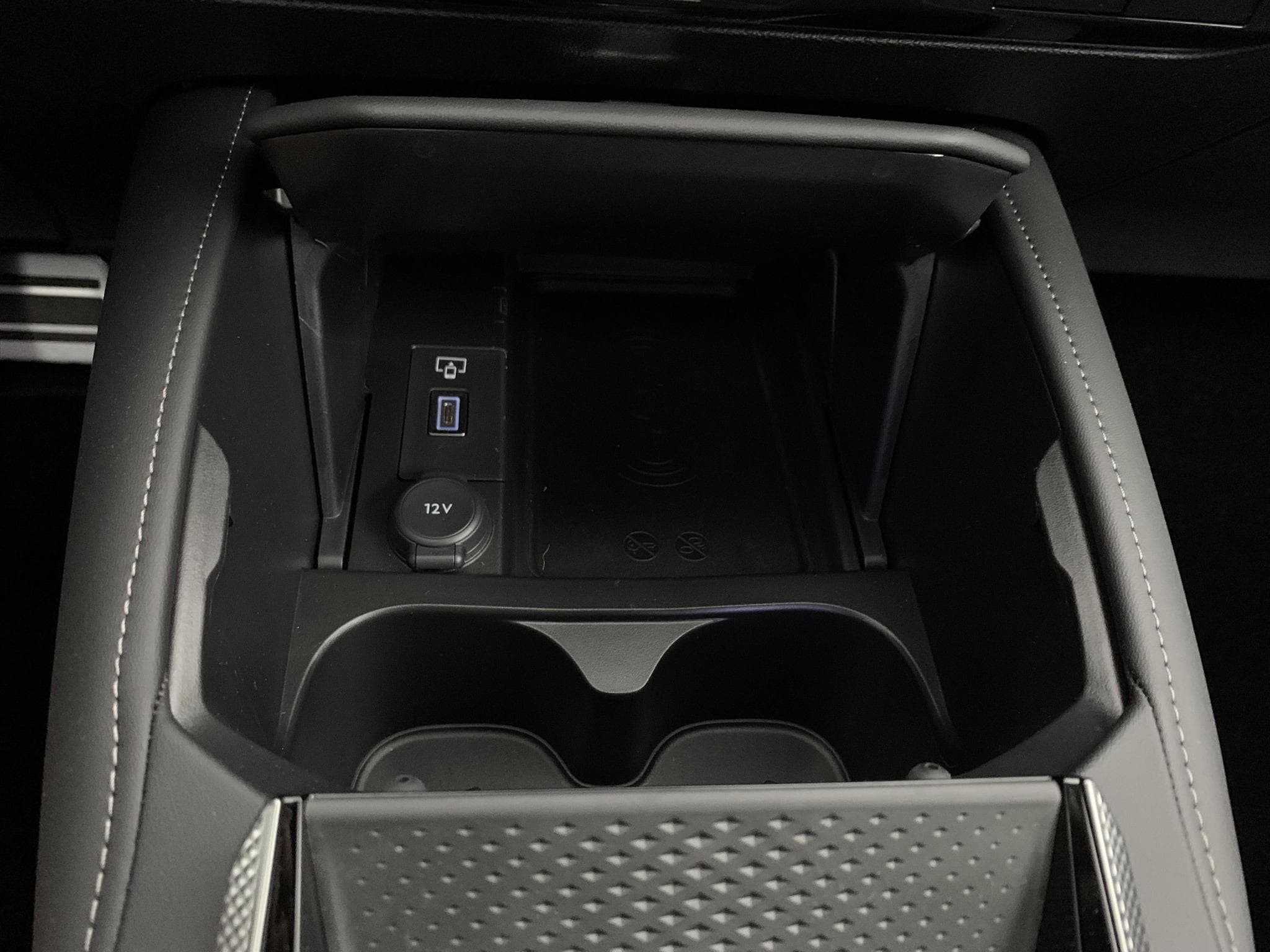 DS Automobiles DS4 Hybride 145 e-DCT6 Etoile - Alcantara (2025) - Photo 17