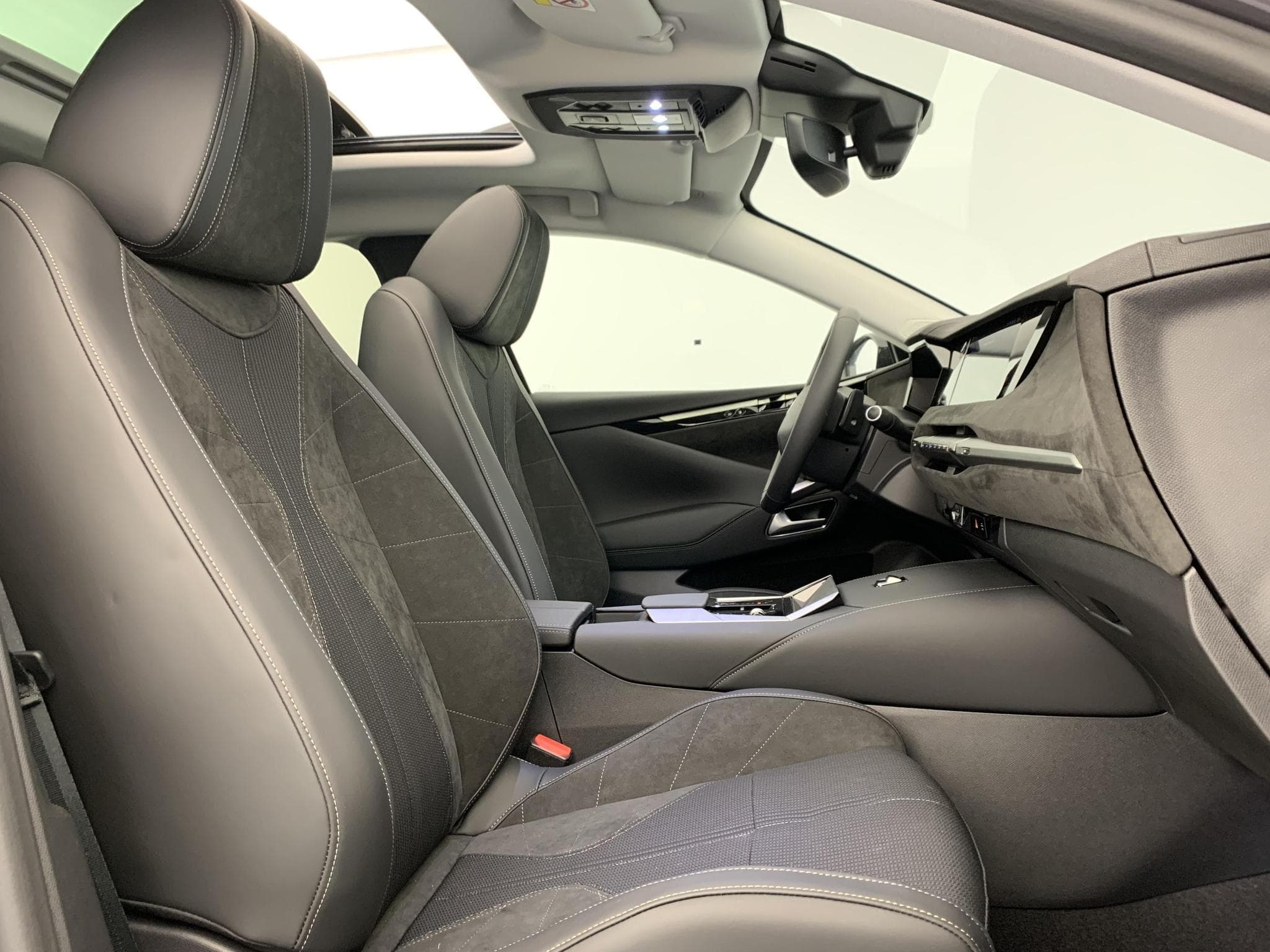 DS Automobiles DS4 Hybride 145 e-DCT6 Etoile - Alcantara (2025) - Photo 9