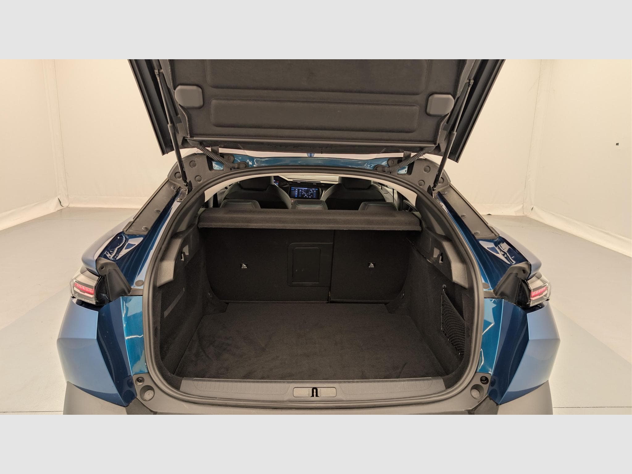 Peugeot 408 Hybrid 145 e-DCS6 Allure (2025) - Foto 7