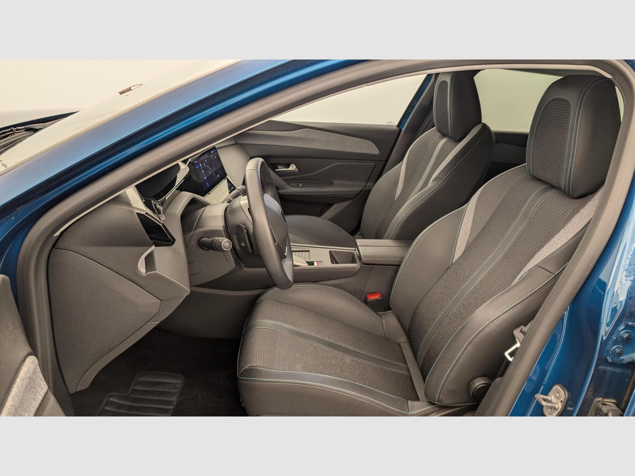 Peugeot 408 Hybrid 145 e-DCS6 Allure (2025) - Foto 12
