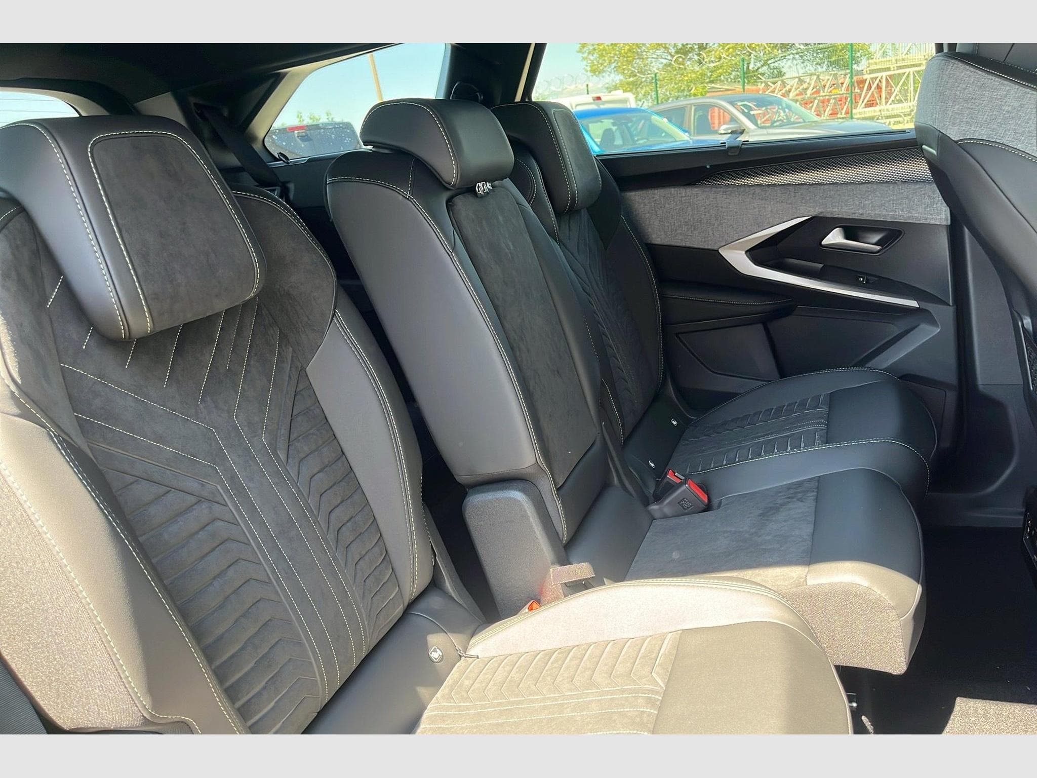 Peugeot 5008 Hybrid 145 e-DCS6 GT (2026) - Foto 8