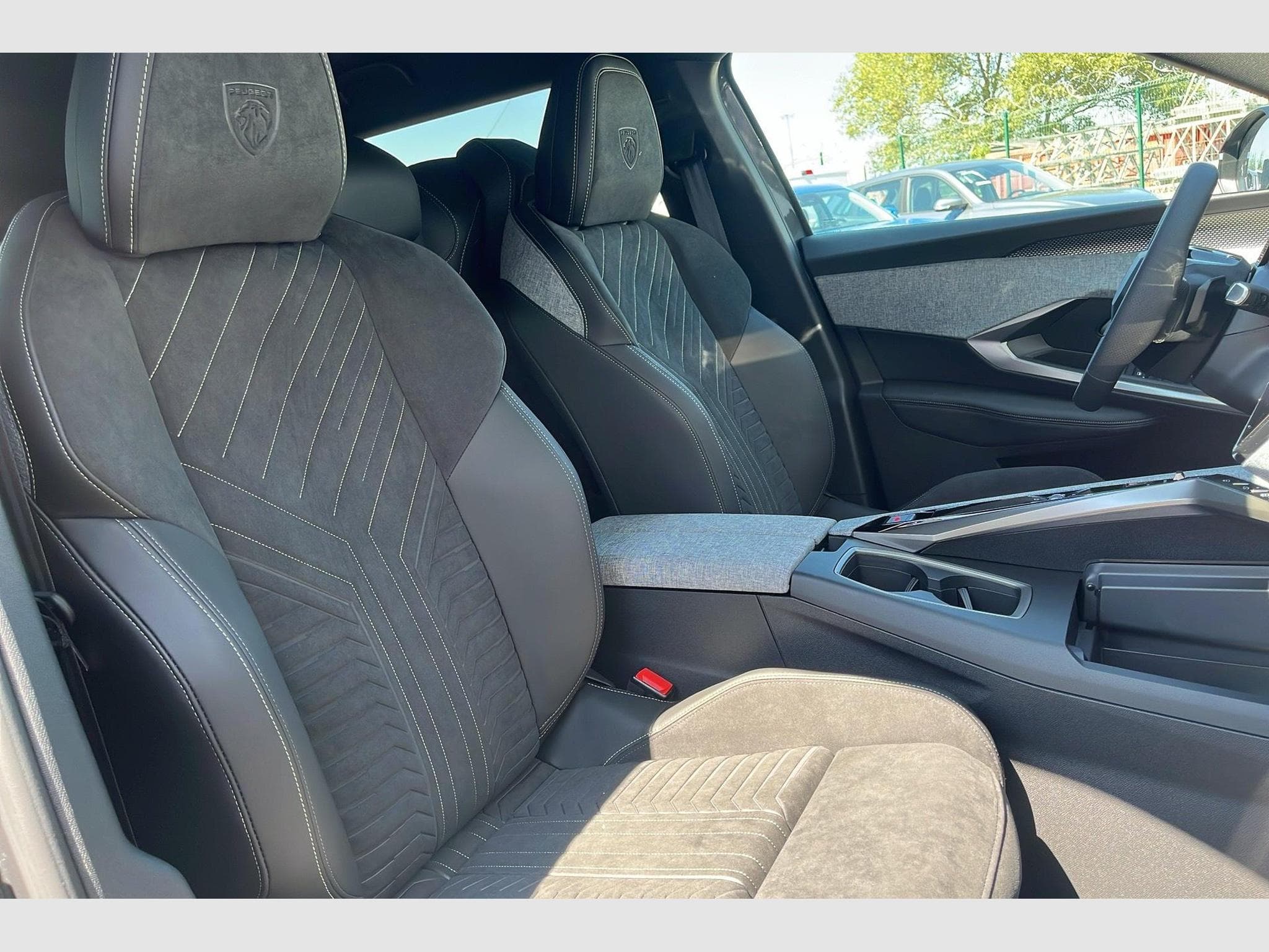 Peugeot 5008 Hybrid 145 e-DCS6 GT (2026) - Foto 7