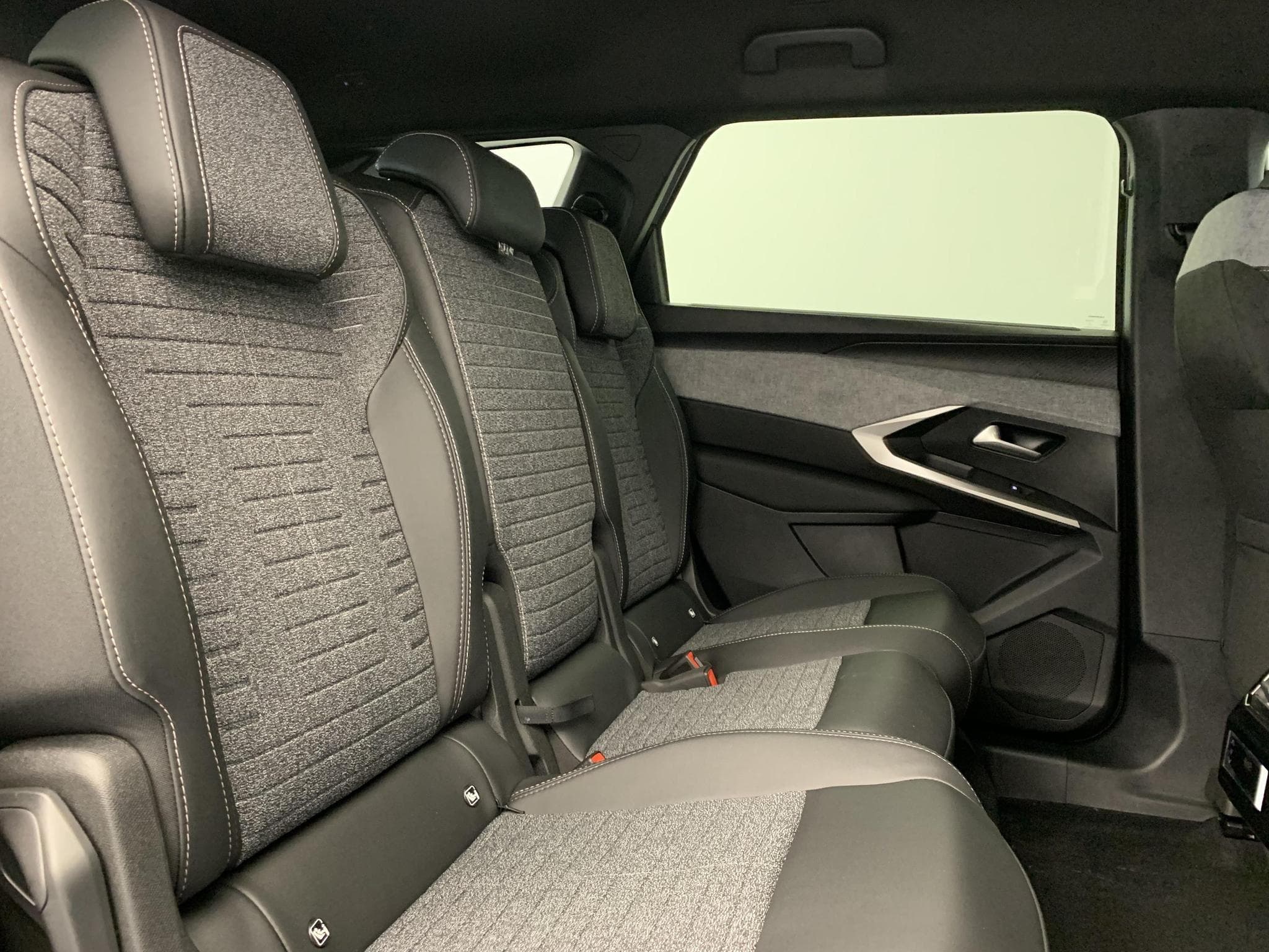Peugeot 5008 Hybrid 145 e-DCS6 Allure (2026) - Foto 8