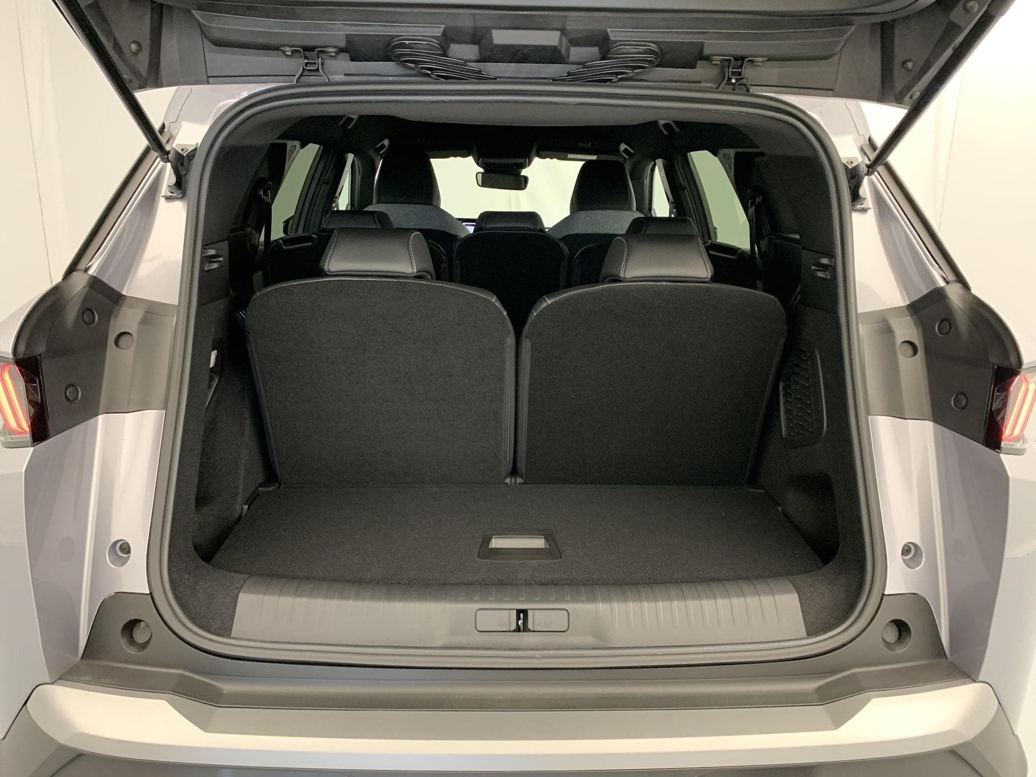 Peugeot 5008 Hybrid 145 e-DCS6 Allure (2026) - Foto 9
