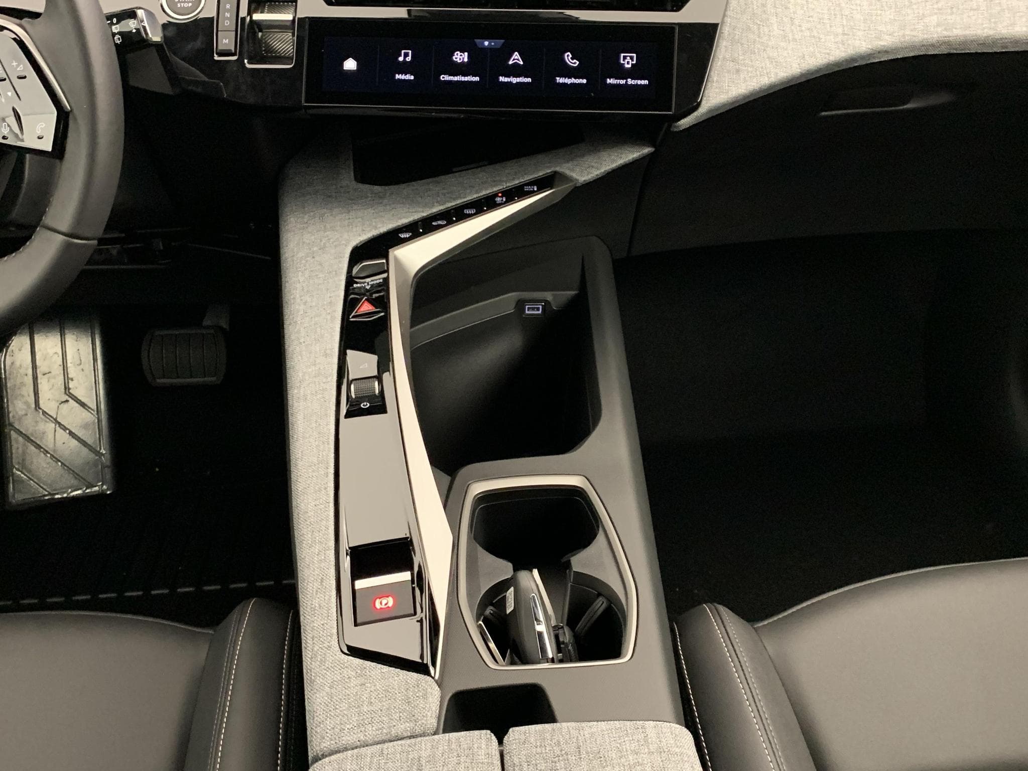 Peugeot 5008 Hybrid 145 e-DCS6 Allure (2026) - Foto 15