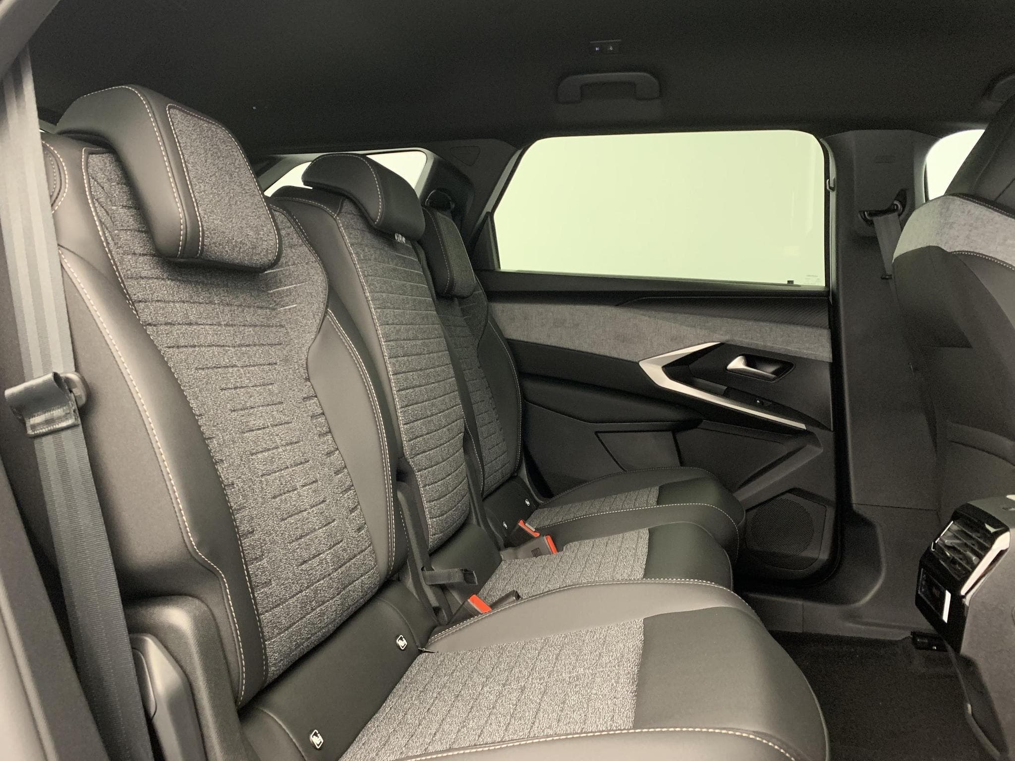 Peugeot 5008 Hybrid 145 e-DCS6 Allure (2026) - Foto 8