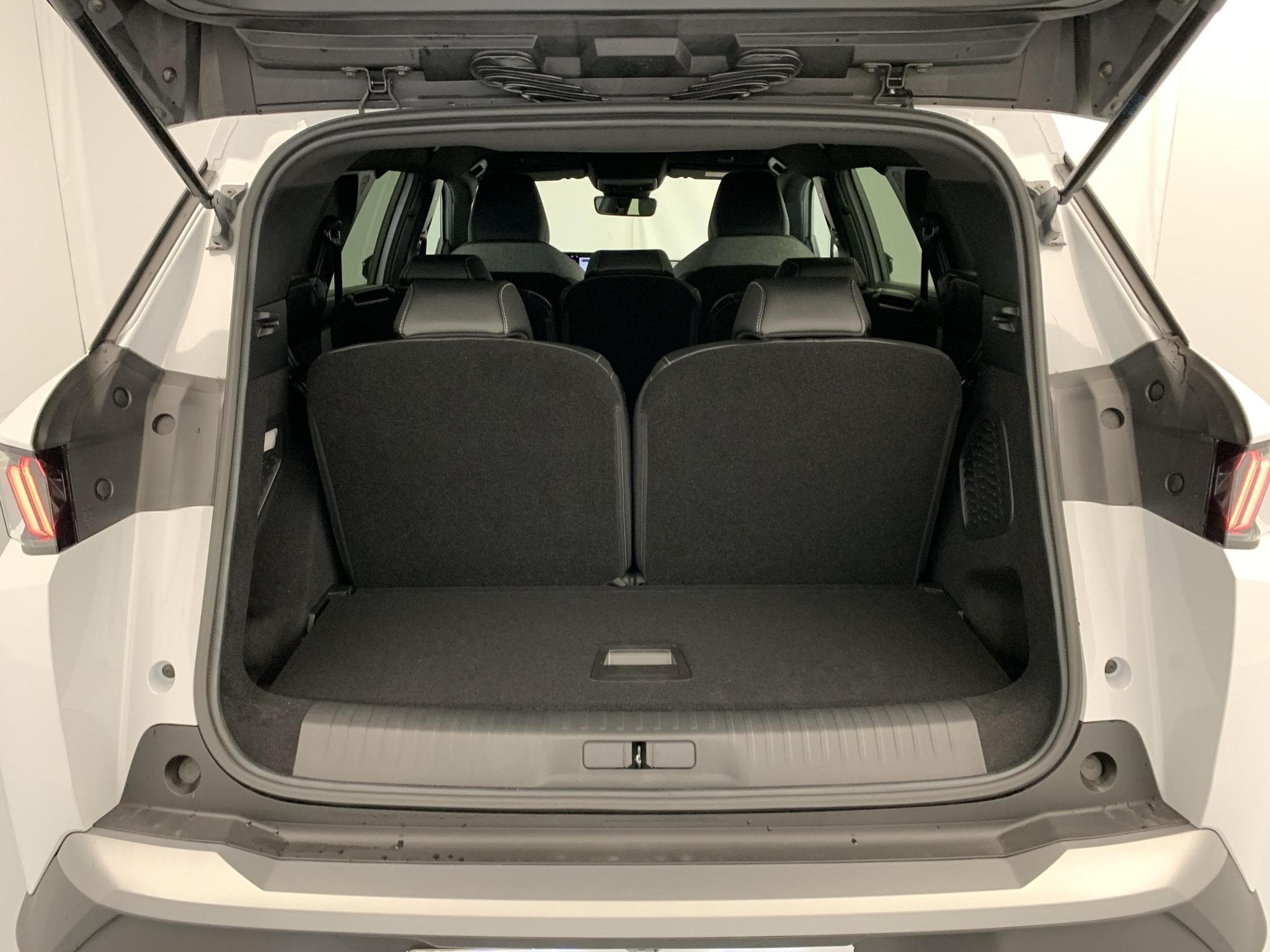 Peugeot 5008 Hybrid 145 e-DCS6 Allure (2026) - Foto 9