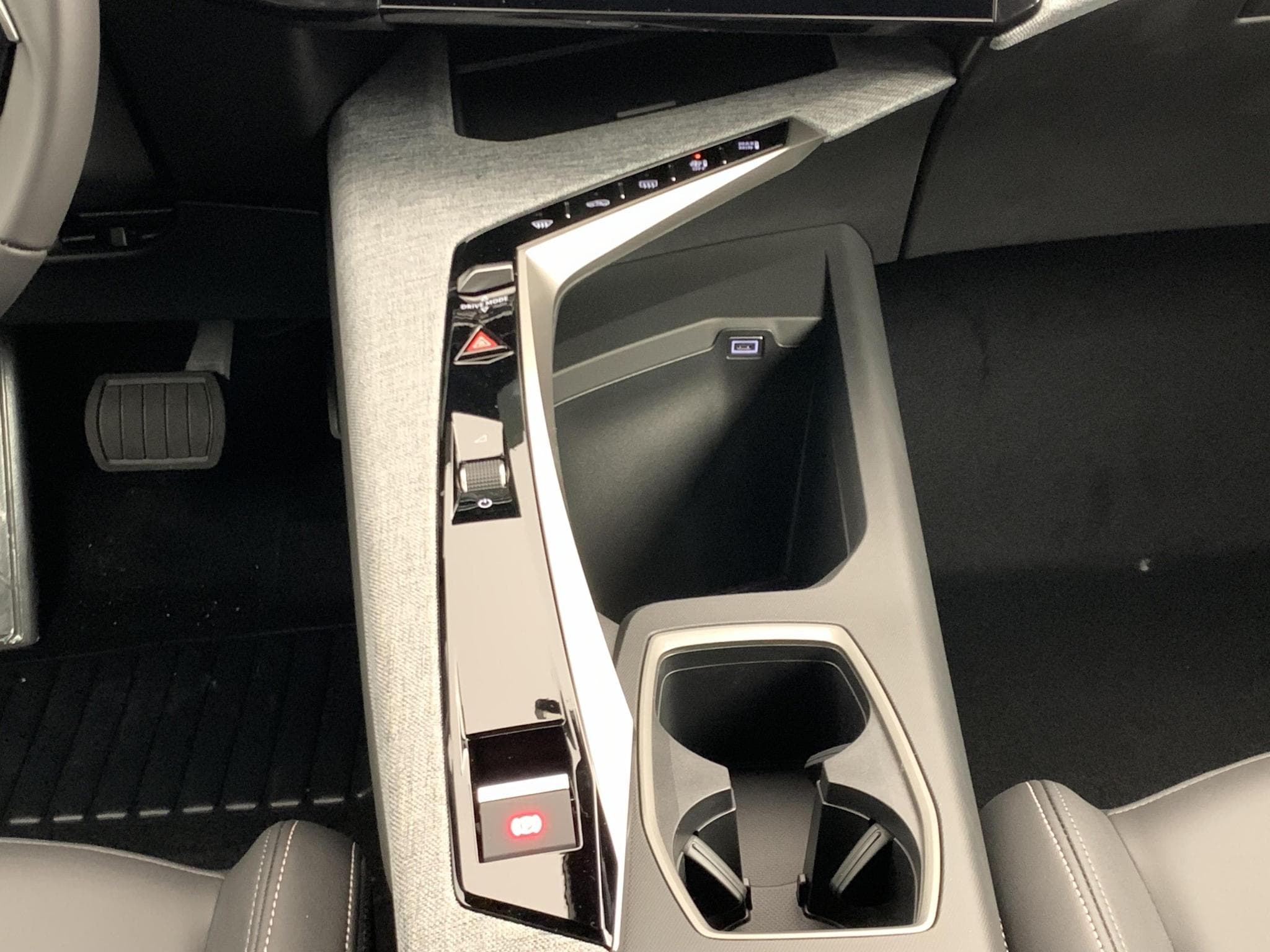 Peugeot 5008 Hybrid 145 e-DCS6 Allure (2026) - Foto 15