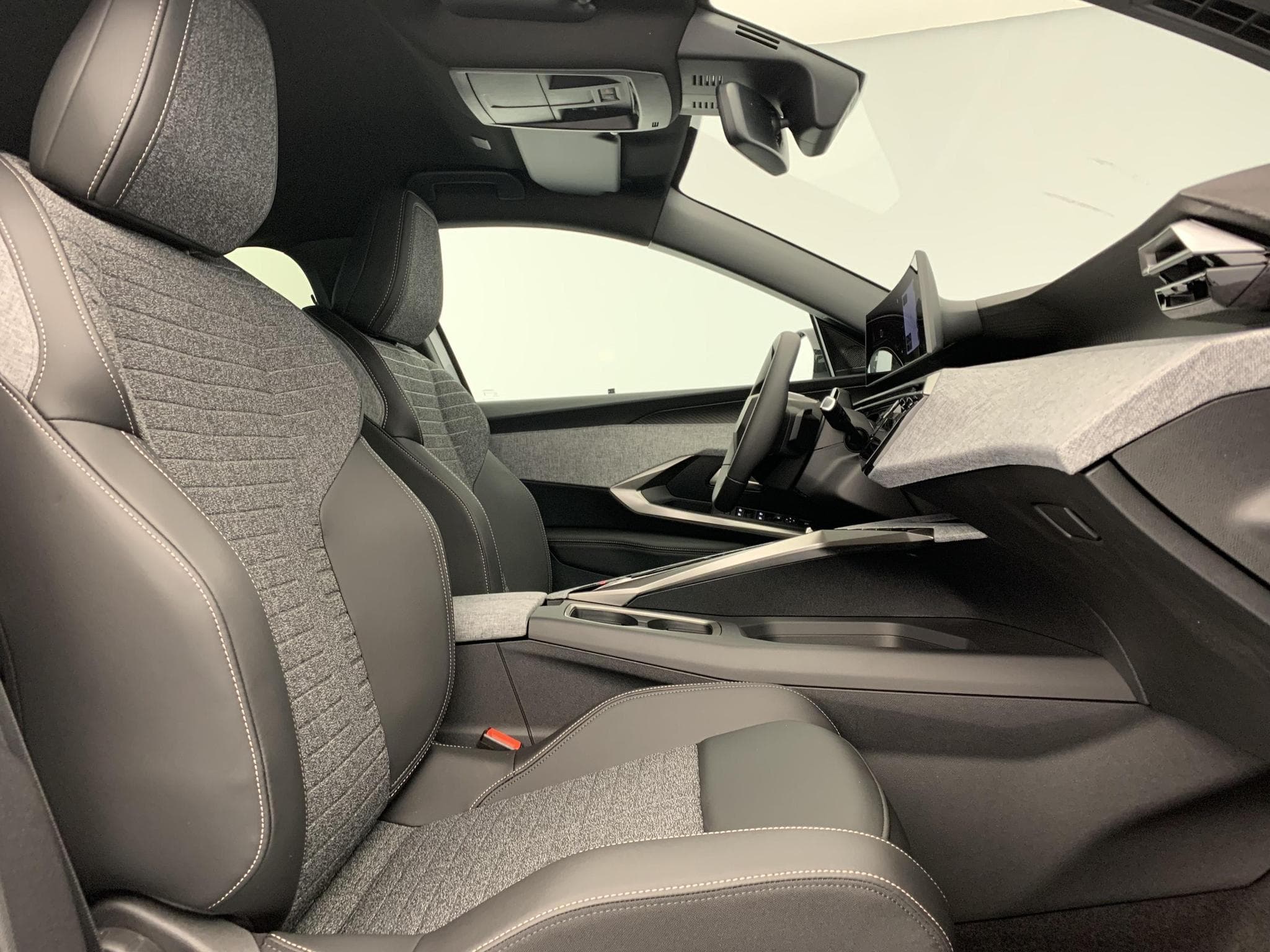 Peugeot 5008 Hybrid 145 e-DCS6 Allure (2026) - Foto 7