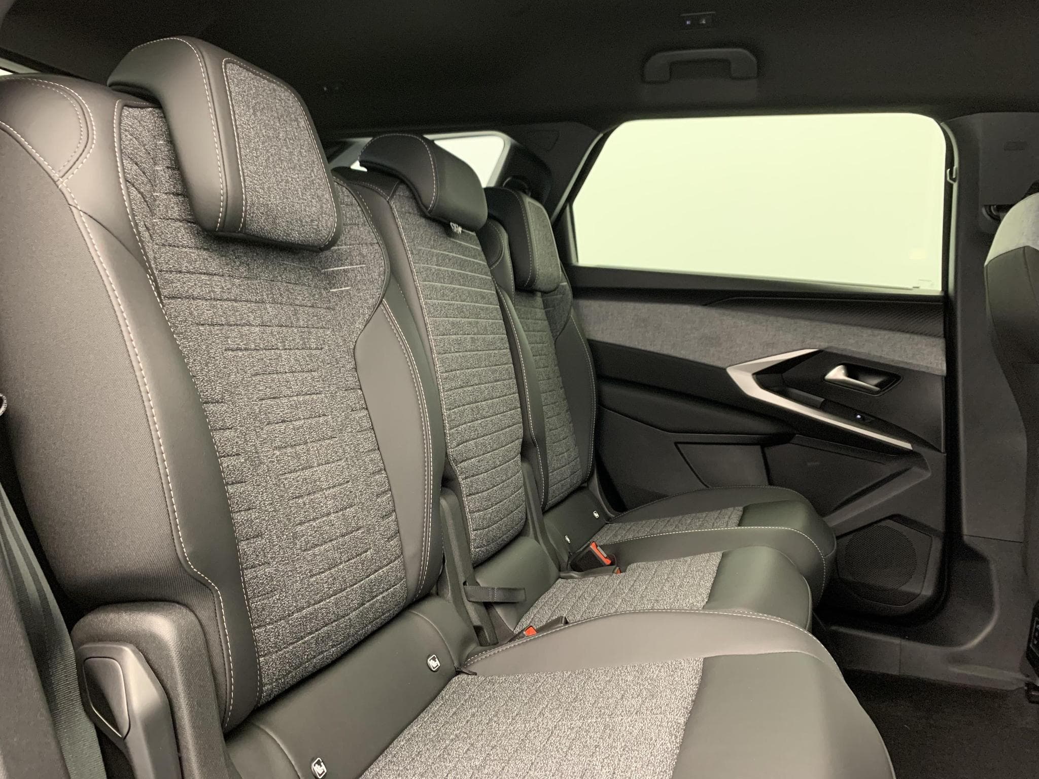 Peugeot 5008 Hybrid 145 e-DCS6 Allure (2026) - Foto 10