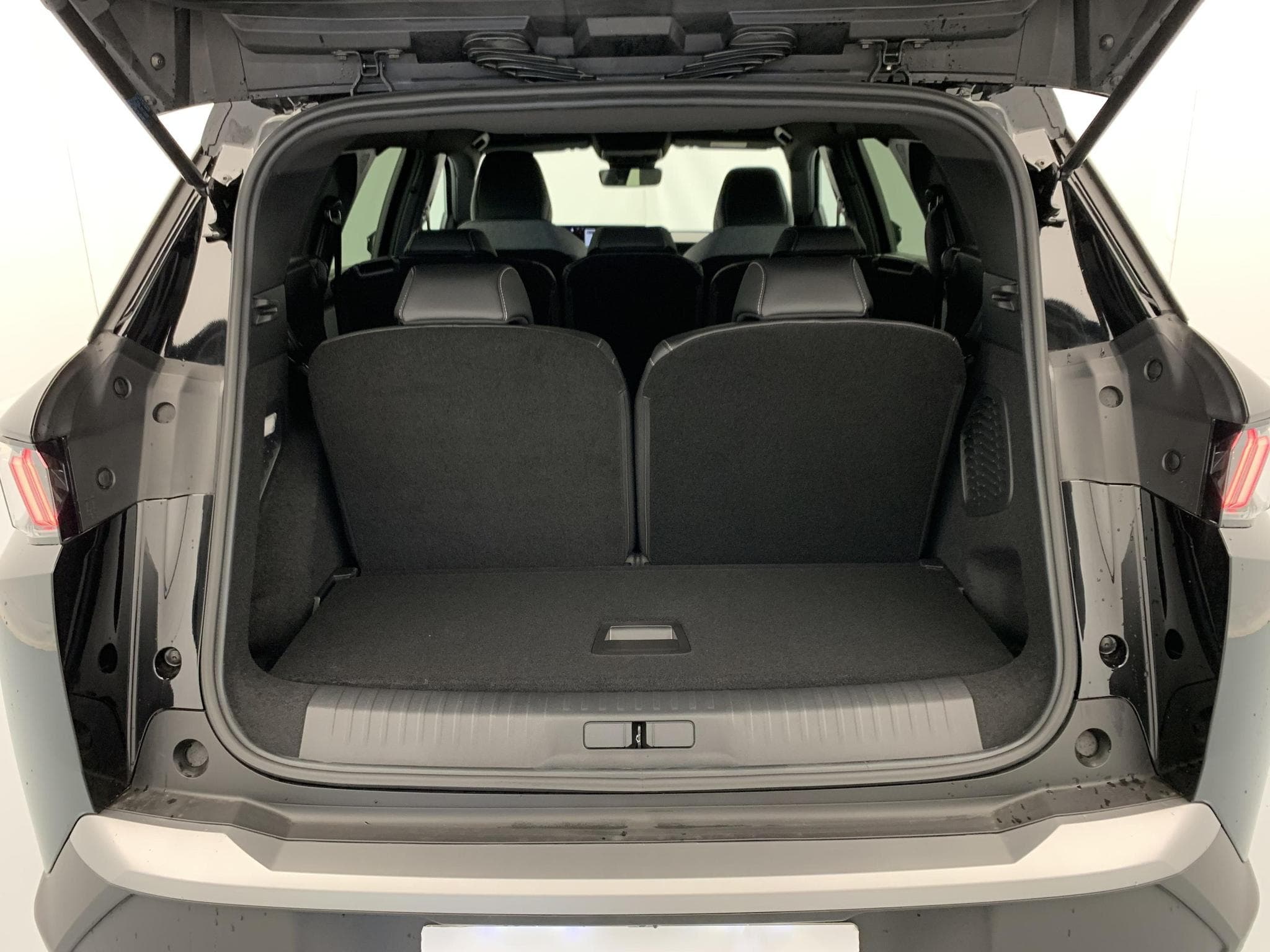 Peugeot 5008 Hybrid 145 e-DCS6 Allure (2026) - Foto 11