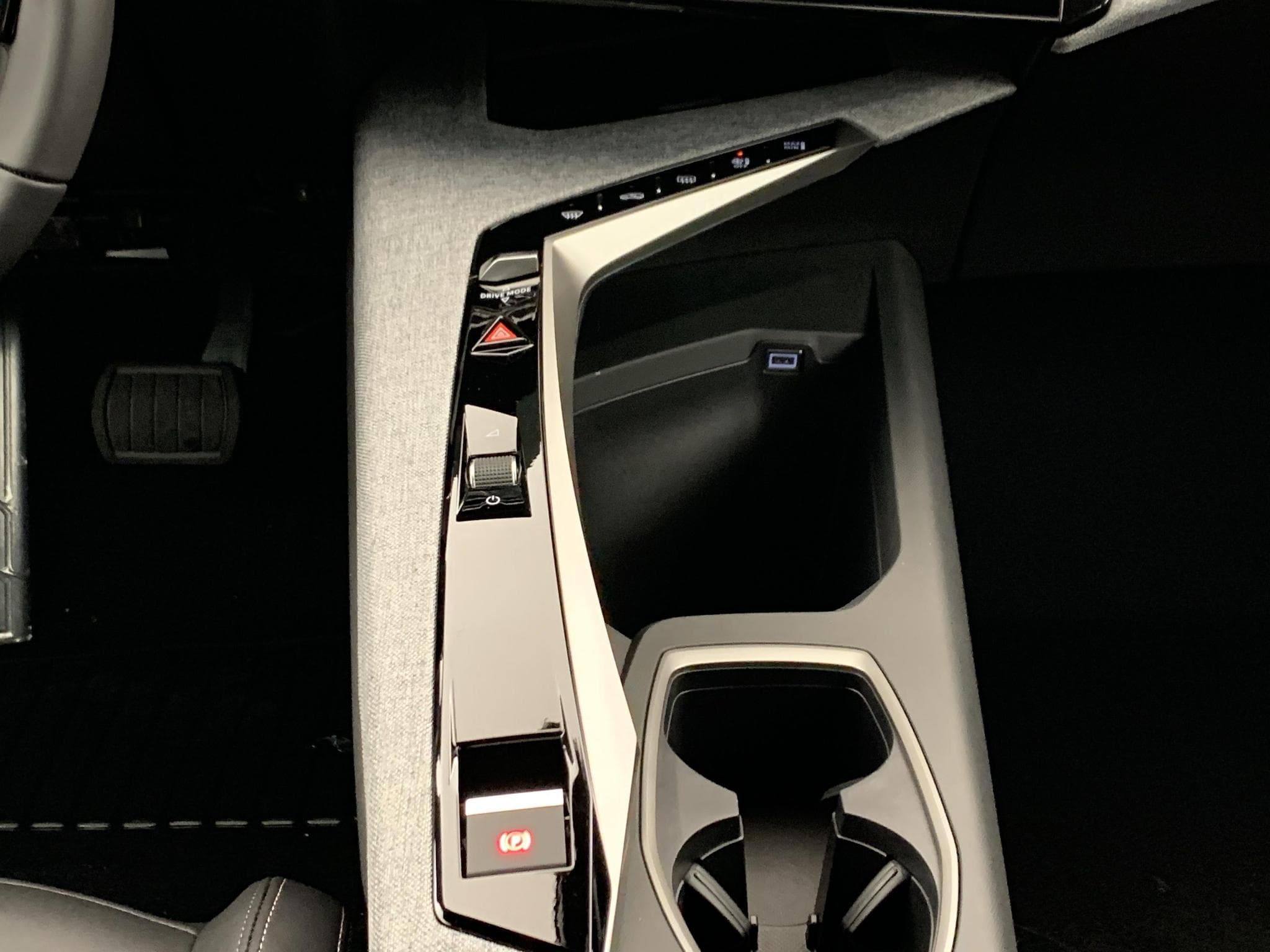 Peugeot 5008 Hybrid 145 e-DCS6 Allure (2026) - Foto 16