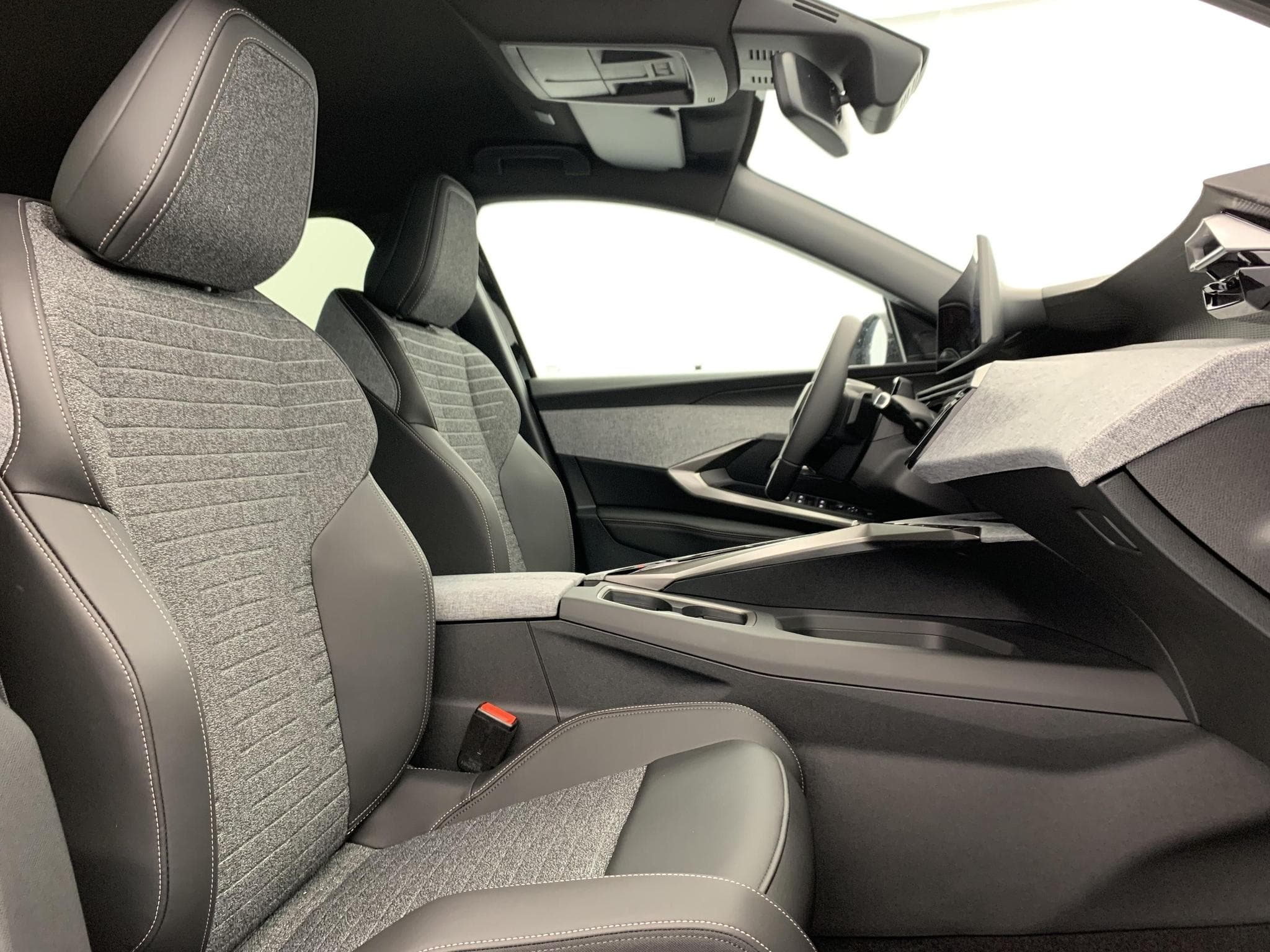 Peugeot 5008 Hybrid 145 e-DCS6 Allure (2026) - Foto 9
