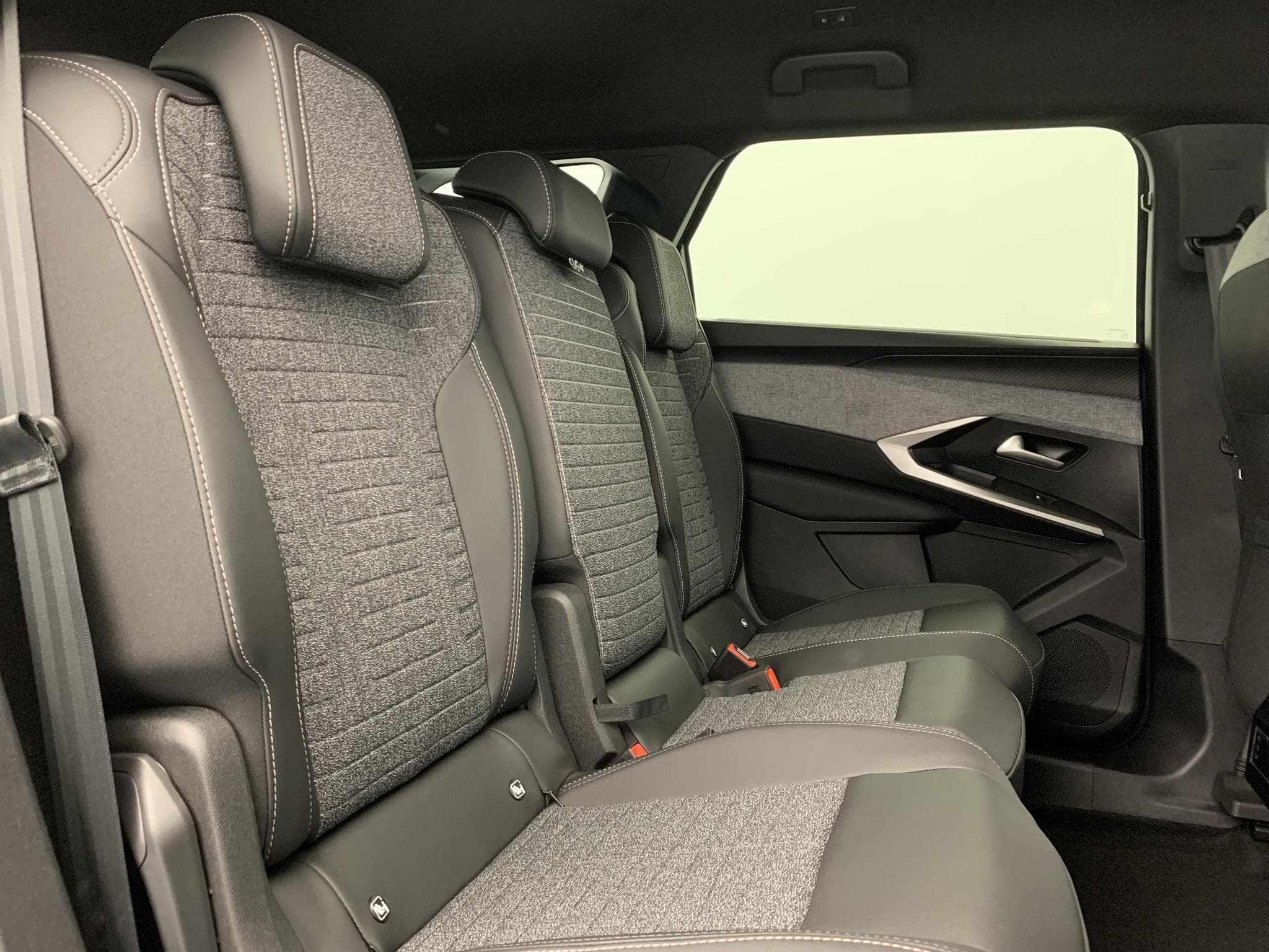 Peugeot 5008 Hybrid 145 e-DCS6 Allure (2026) - Foto 10