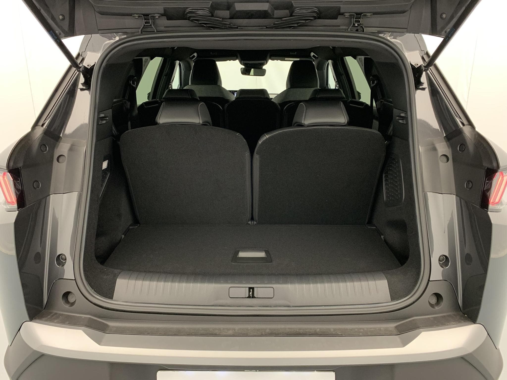 Peugeot 5008 Hybrid 145 e-DCS6 Allure (2026) - Foto 11
