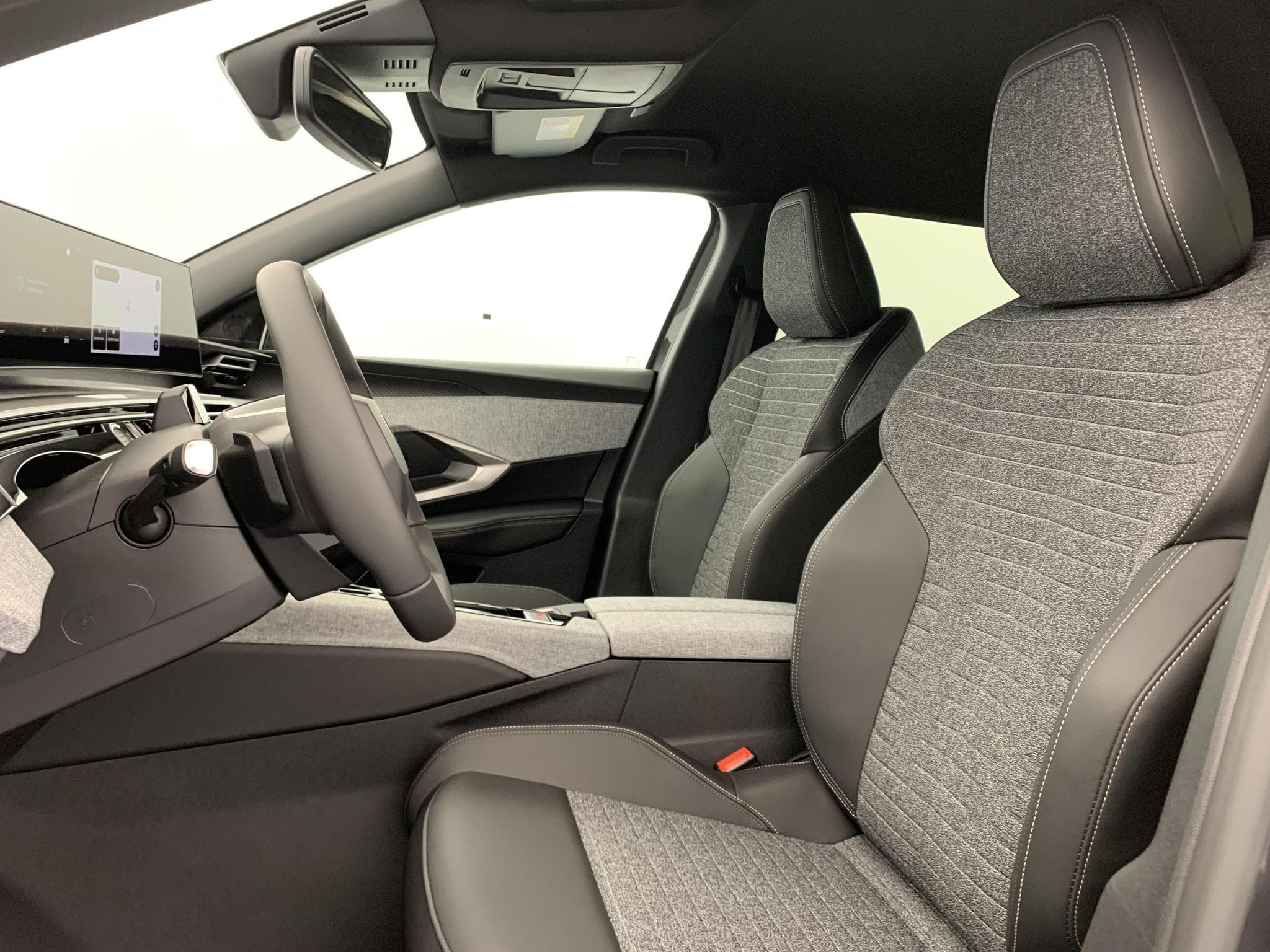 Peugeot 5008 Hybrid 145 e-DCS6 Allure (2026) - Foto 16