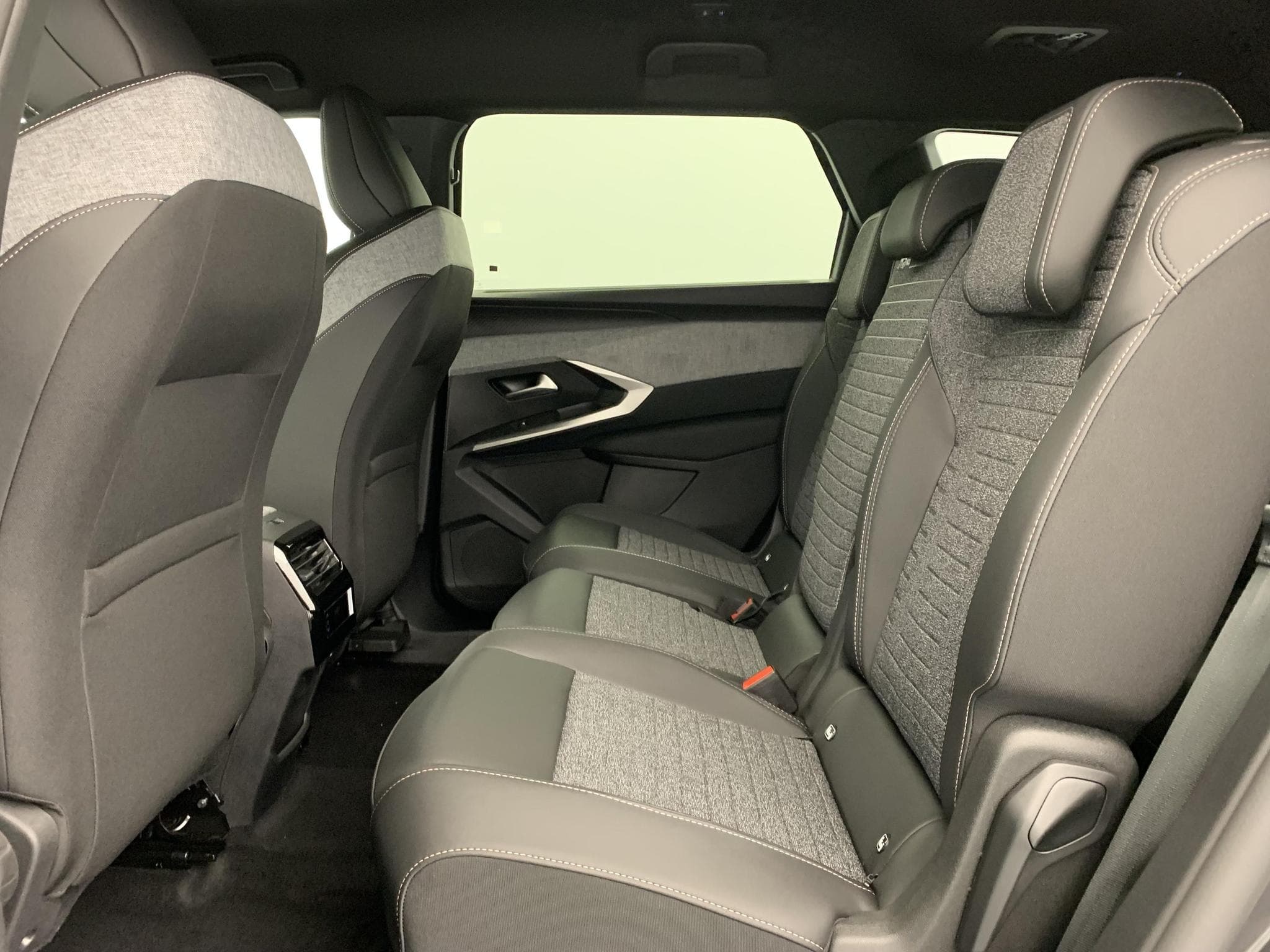 Peugeot 5008 Hybrid 145 e-DCS6 Allure (2026) - Foto 17