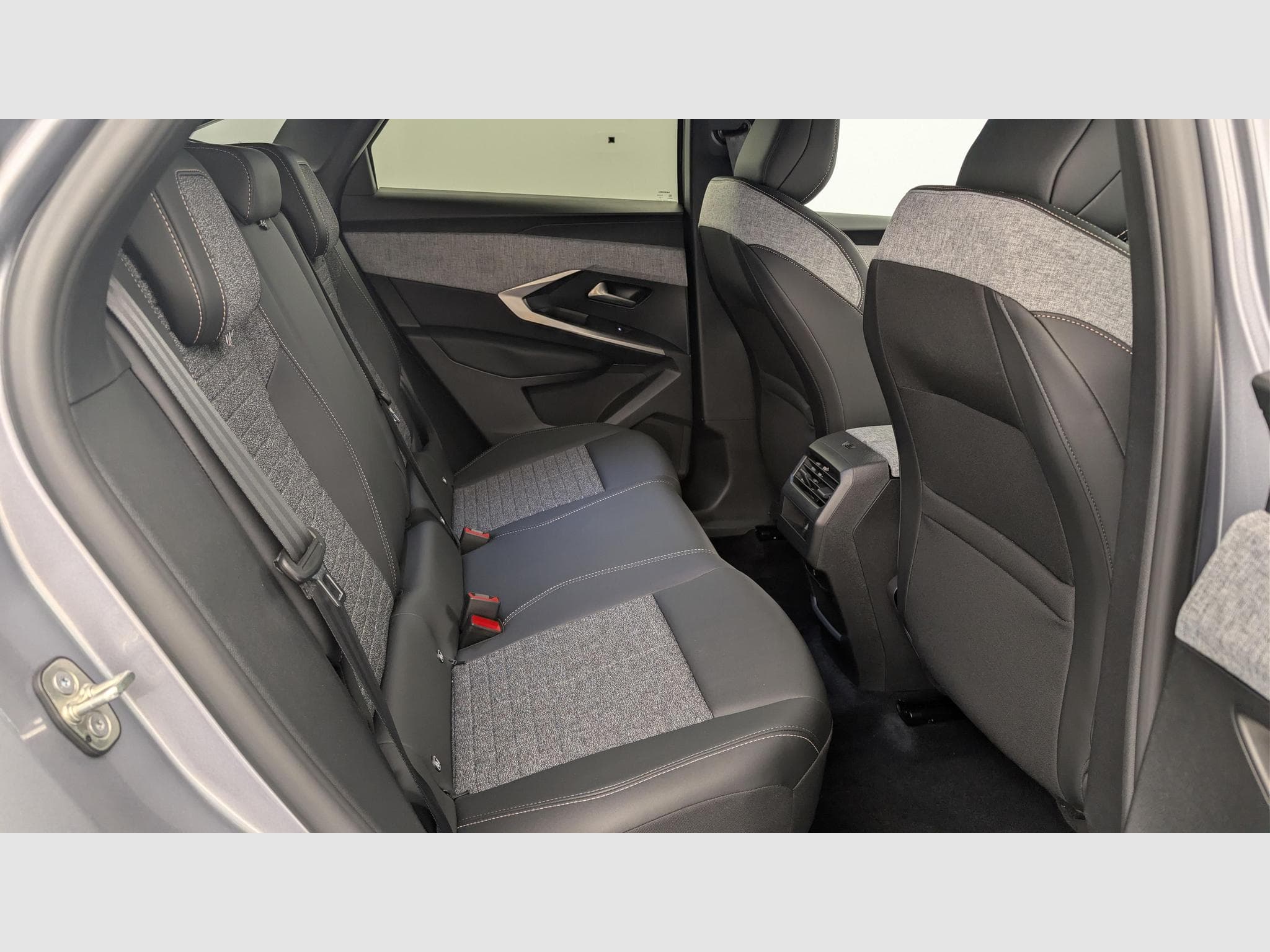 Peugeot 3008 Hybrid 145 e-DCS6 Allure (2025) - Photo 10