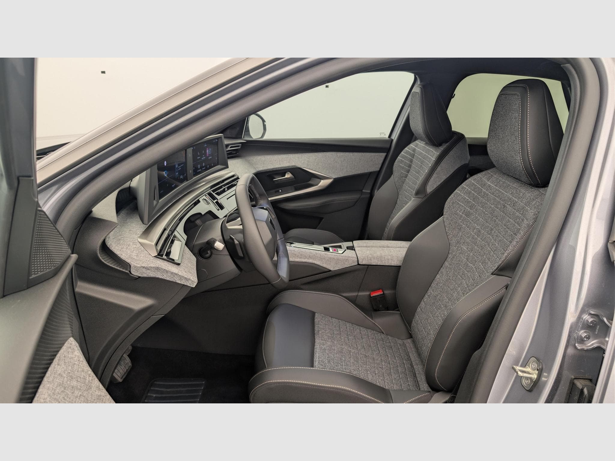 Peugeot 3008 Hybrid 145 e-DCS6 Allure (2025) - Photo 16