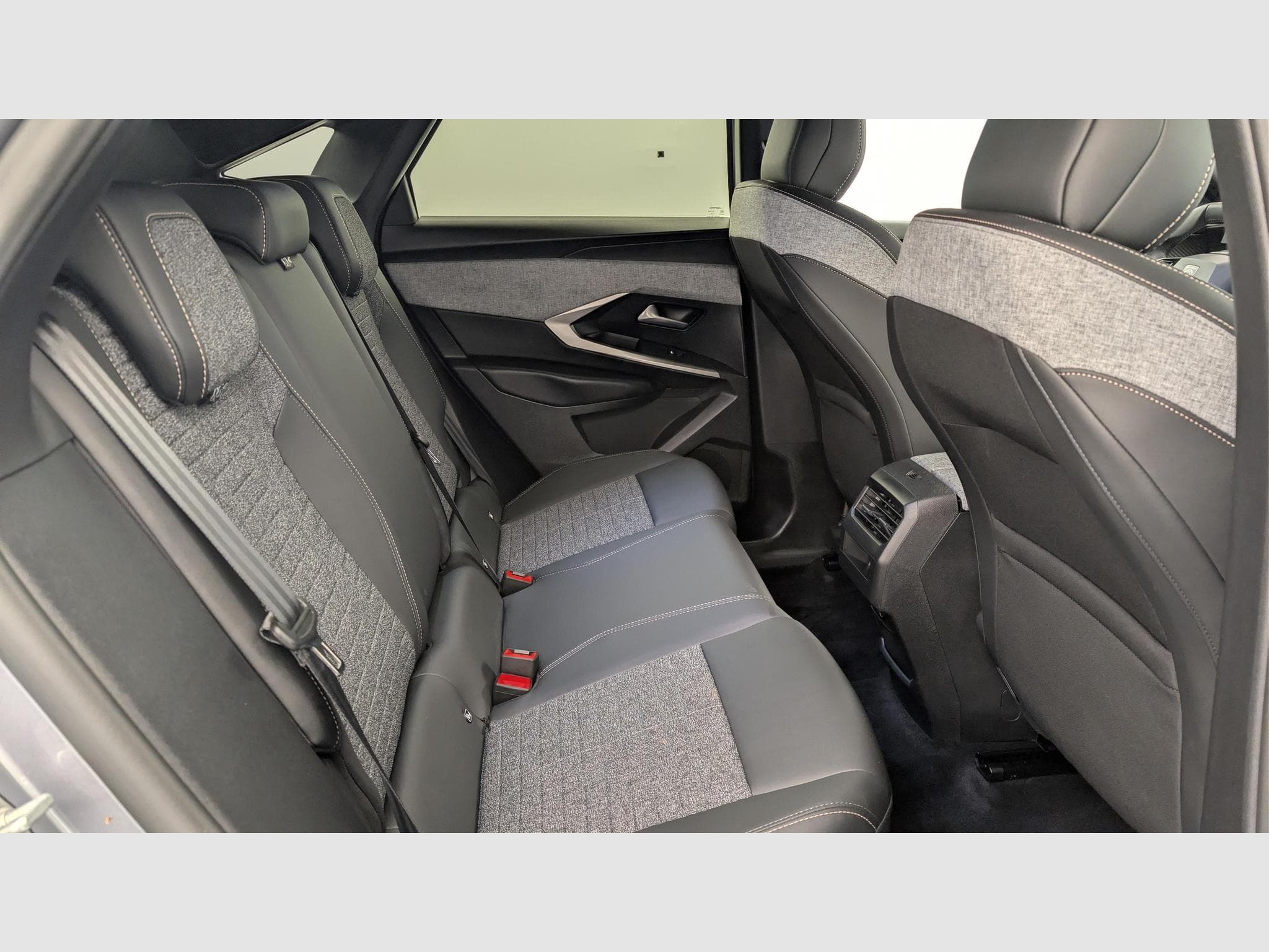 Peugeot 3008 Hybrid 145 e-DCS6 Allure (2025) - Photo 10