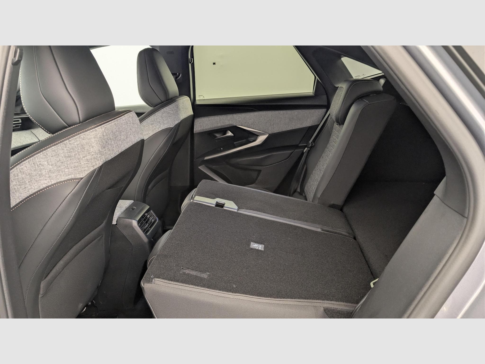 Peugeot 3008 Hybrid 145 e-DCS6 Allure (2025) - Photo 12