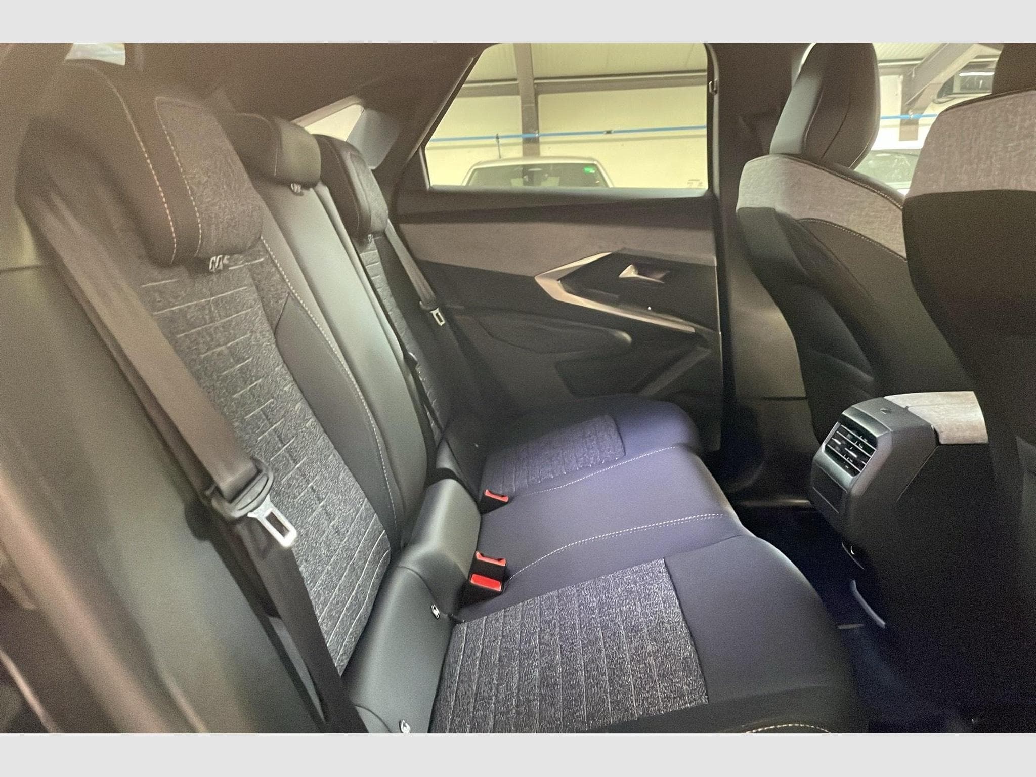 Peugeot 3008 Hybrid 145 e-DCS6 Allure (2025) - Photo 10