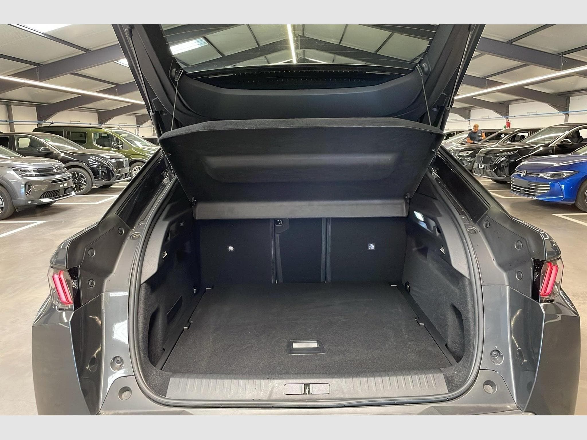 Peugeot 3008 Hybrid 145 e-DCS6 Allure (2025) - Photo 11