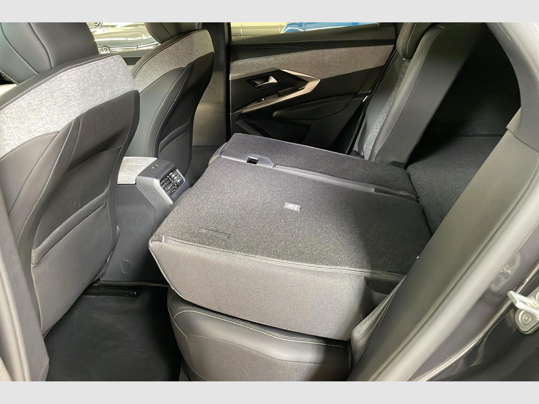 Peugeot 3008 Hybrid 145 e-DCS6 Allure (2025) - Photo 12