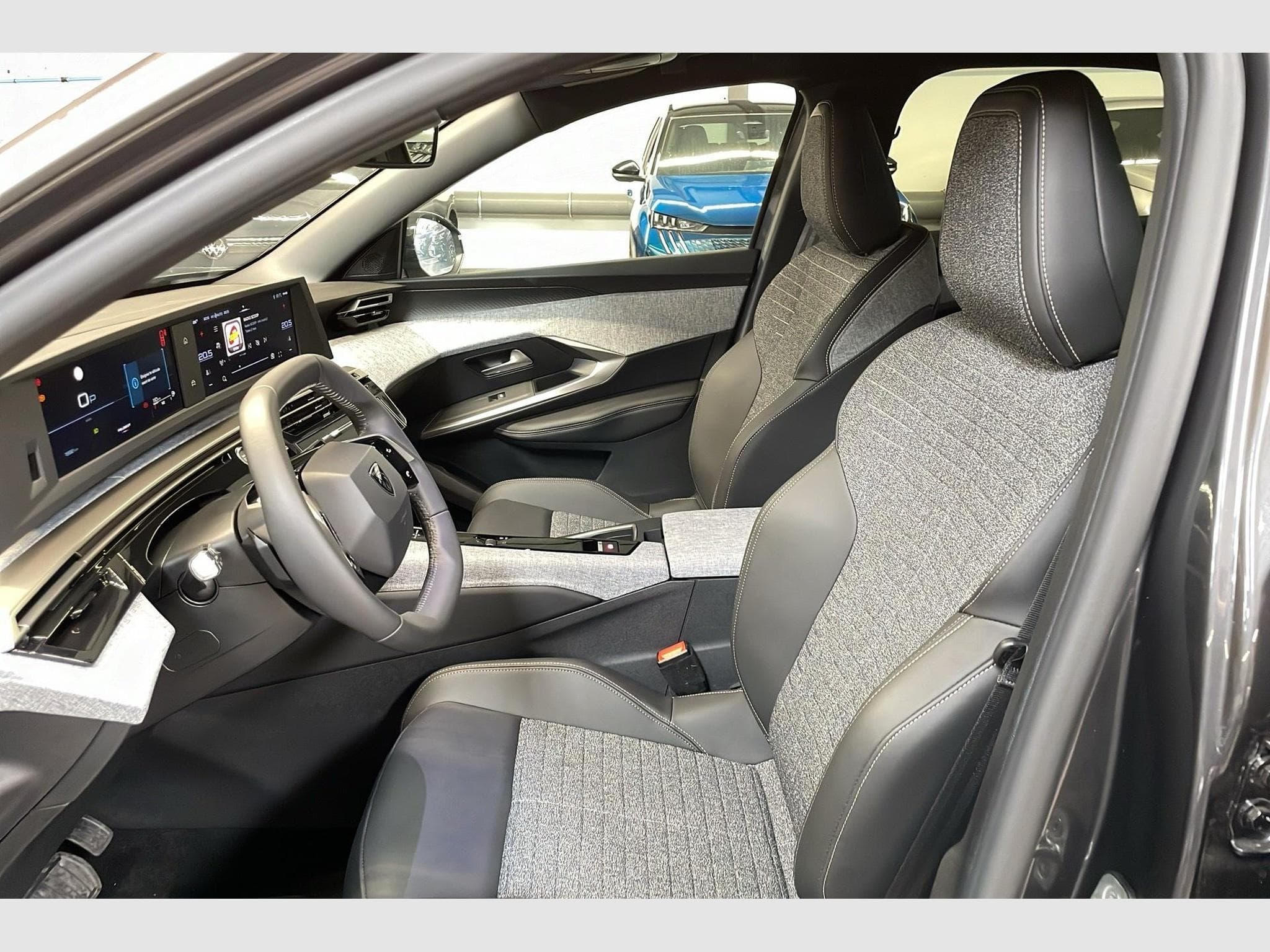 Peugeot 3008 Hybrid 145 e-DCS6 Allure (2025) - Photo 16