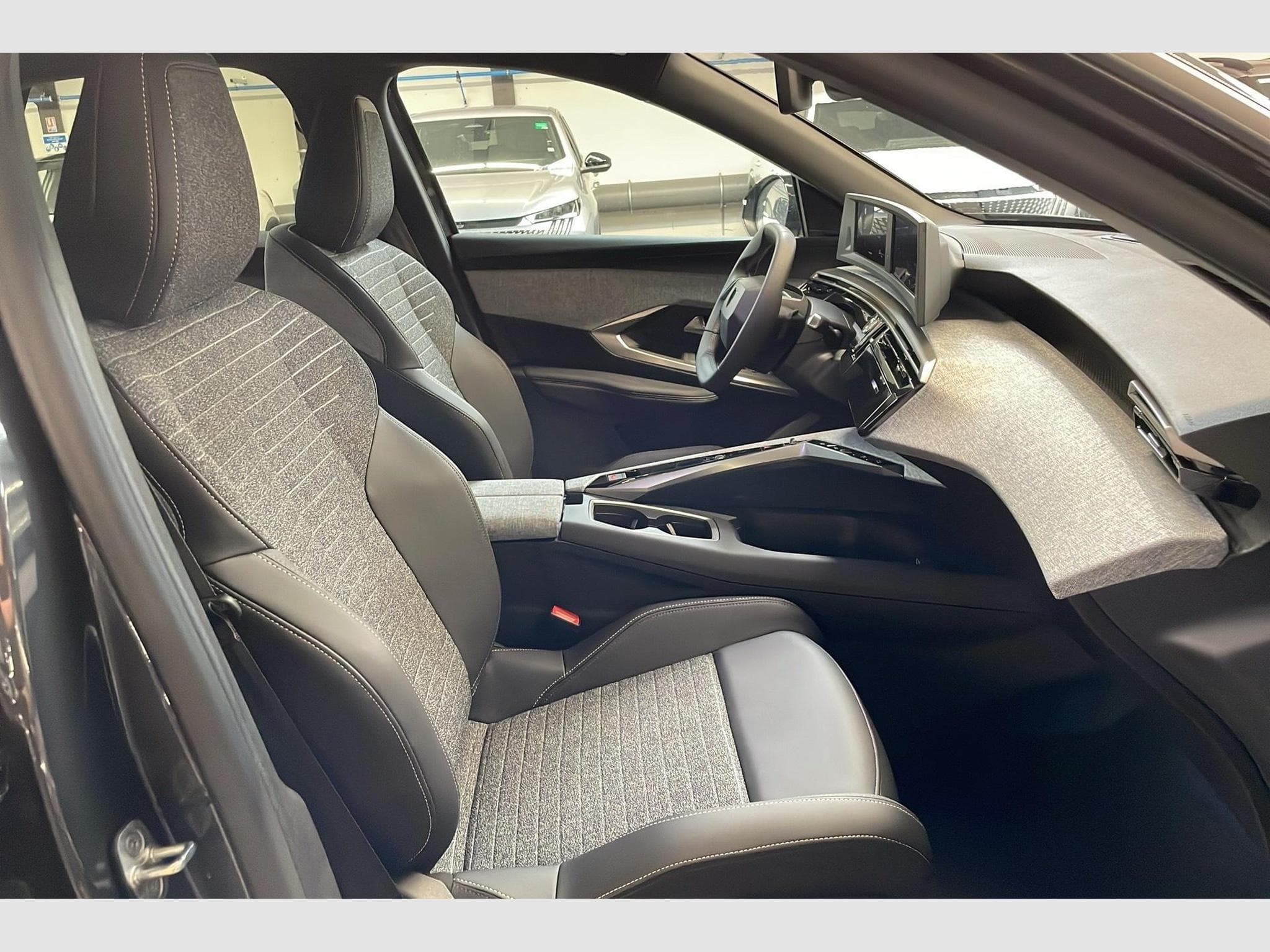 Peugeot 3008 Hybrid 145 e-DCS6 Allure (2025) - Photo 9