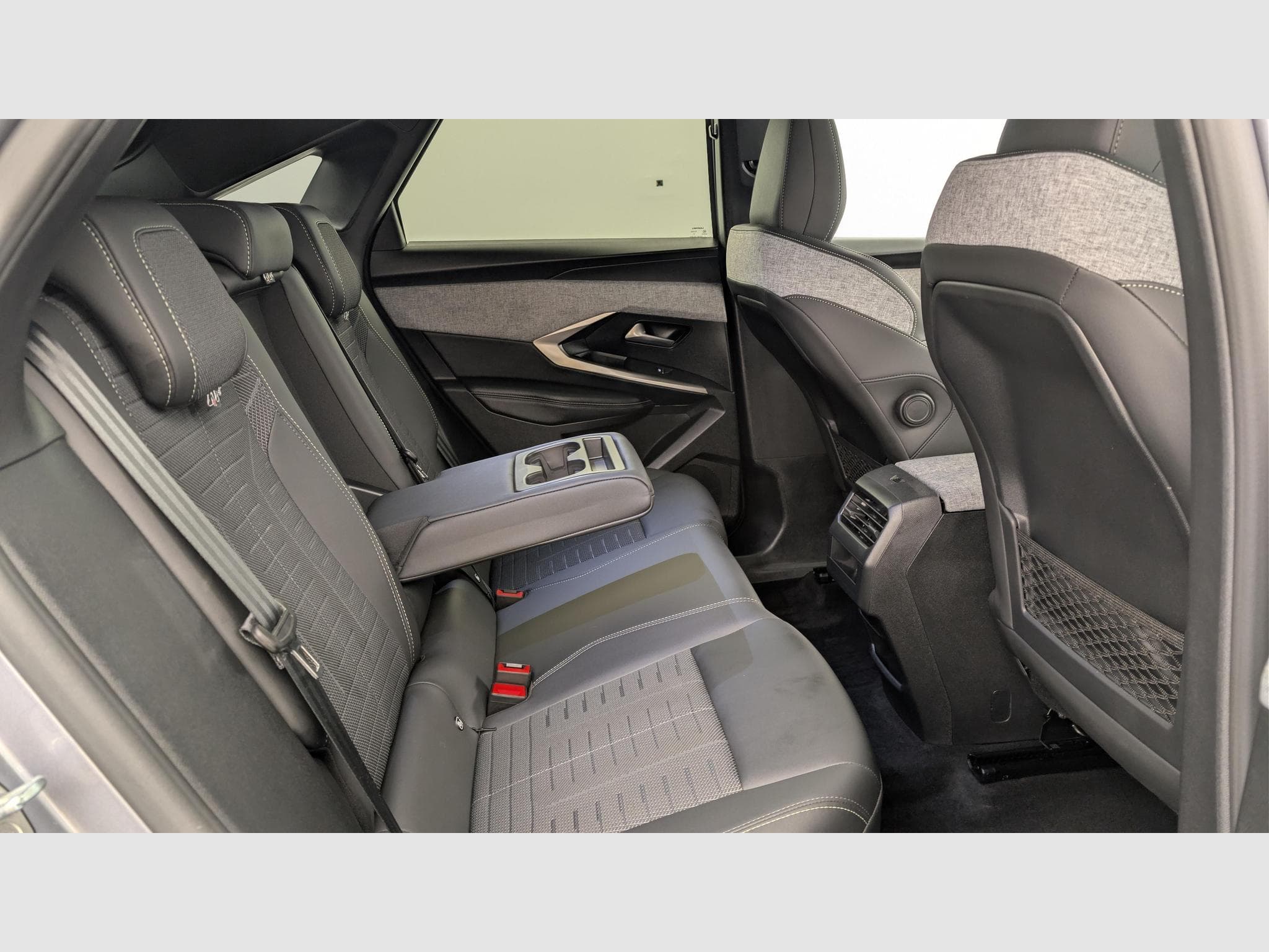 Peugeot 3008 Hybrid 145 e-DCS6 GT (2025) - Photo 10