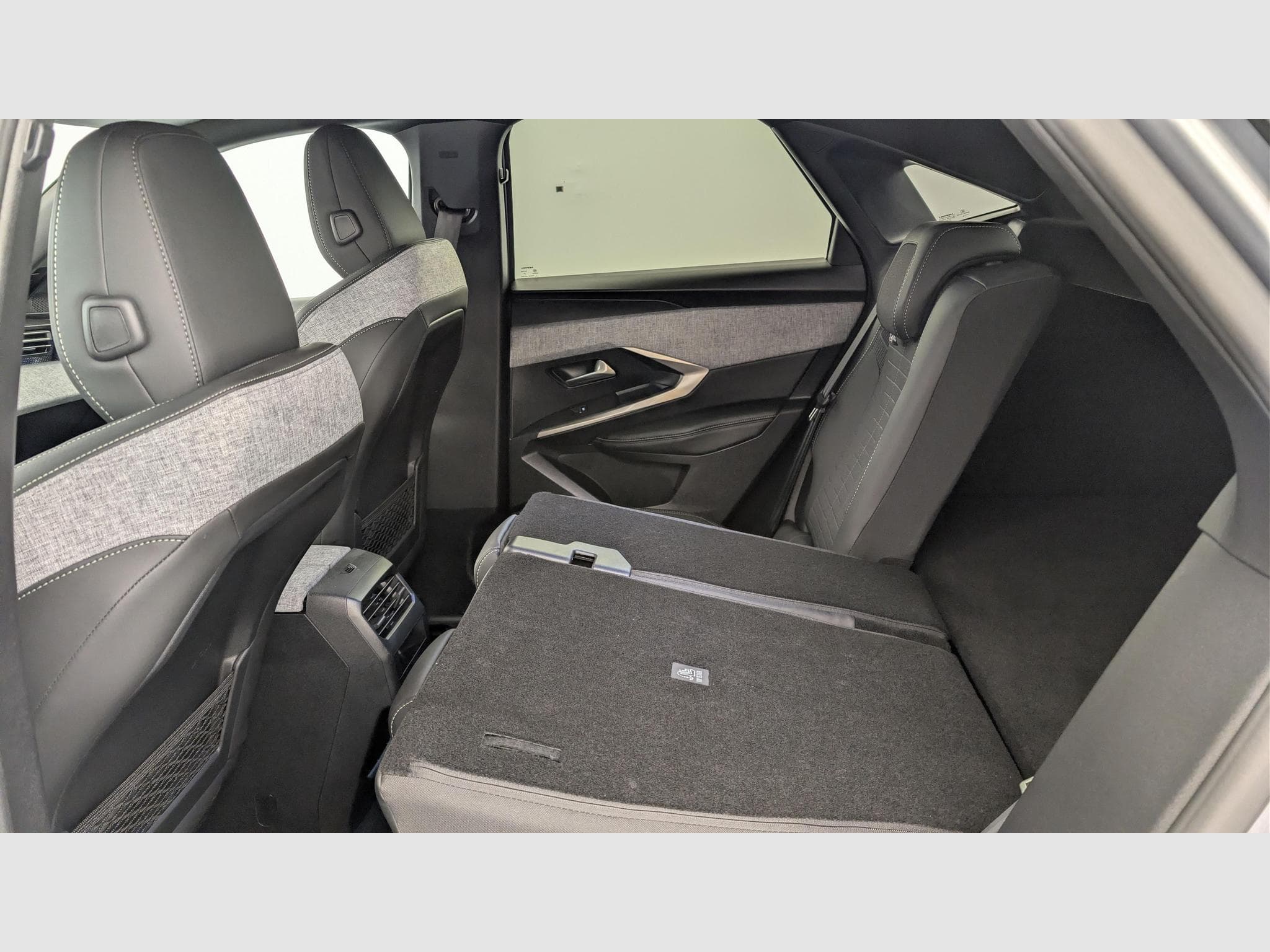 Peugeot 3008 Hybrid 145 e-DCS6 GT (2025) - Photo 12