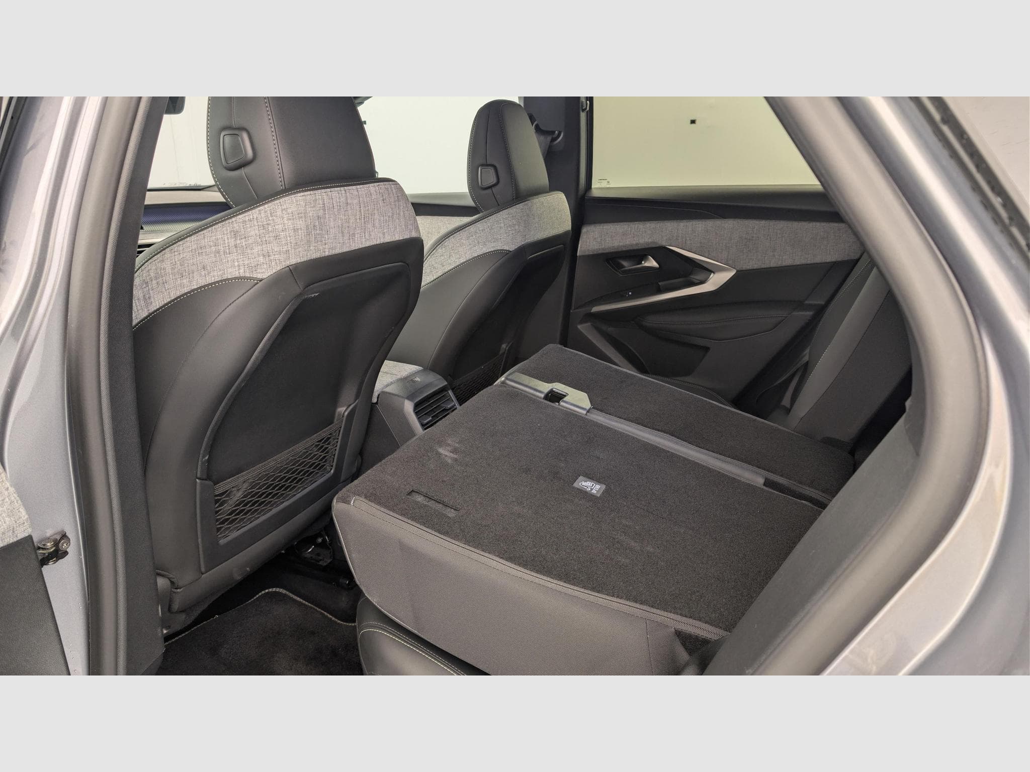 Peugeot 3008 Hybrid 145 e-DCS6 GT (2025) - Photo 12