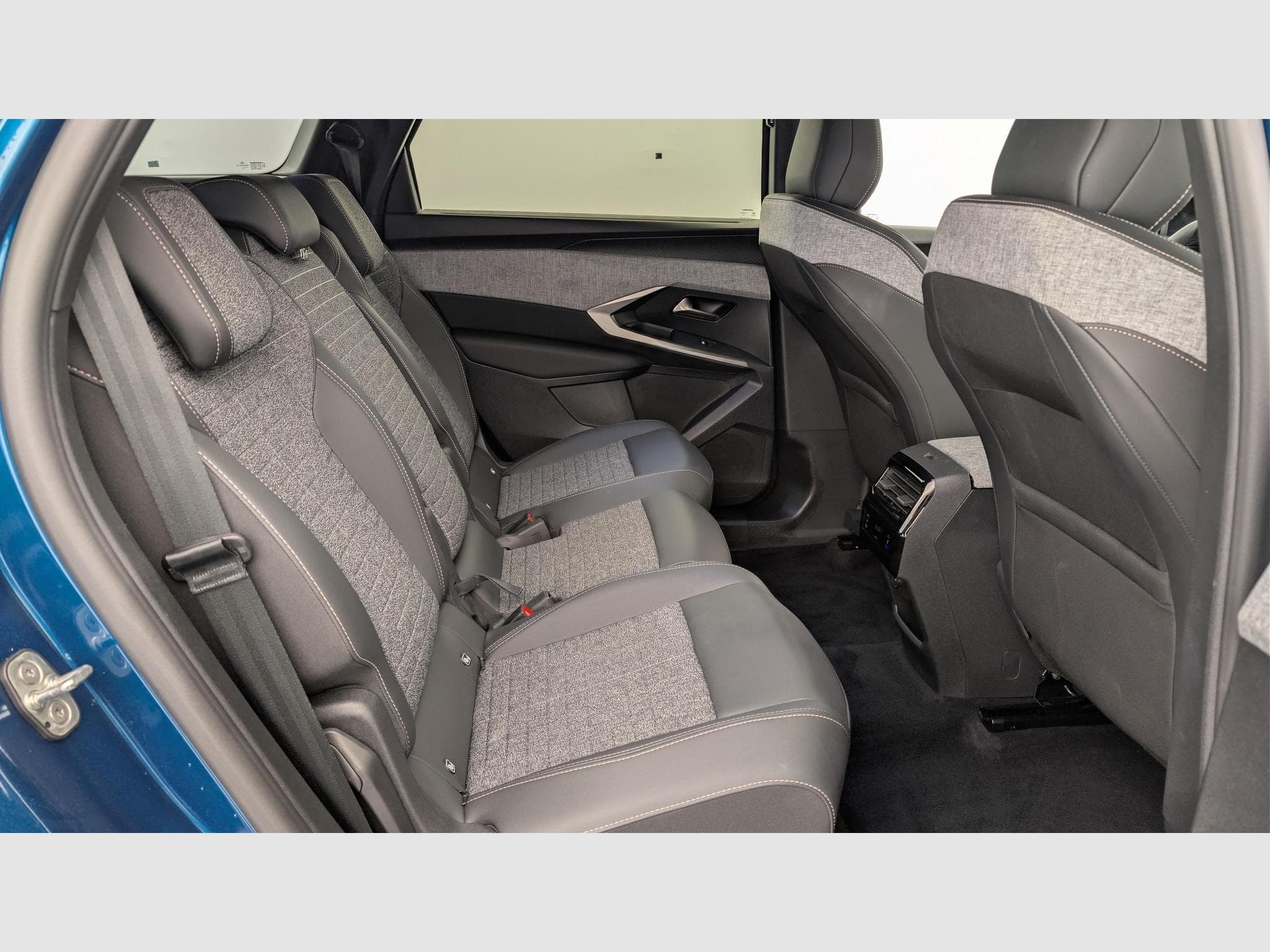 Peugeot 5008 HYBRID 145 CH E-DCS6 ALLURE (2025) - Photo 10